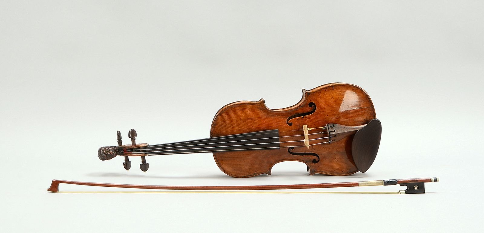 Otto, G.A.G., Meistergeige, 4/4 Geige, 35,5 cm-Korpus, verso monogr./innen sign.; mit Zub.