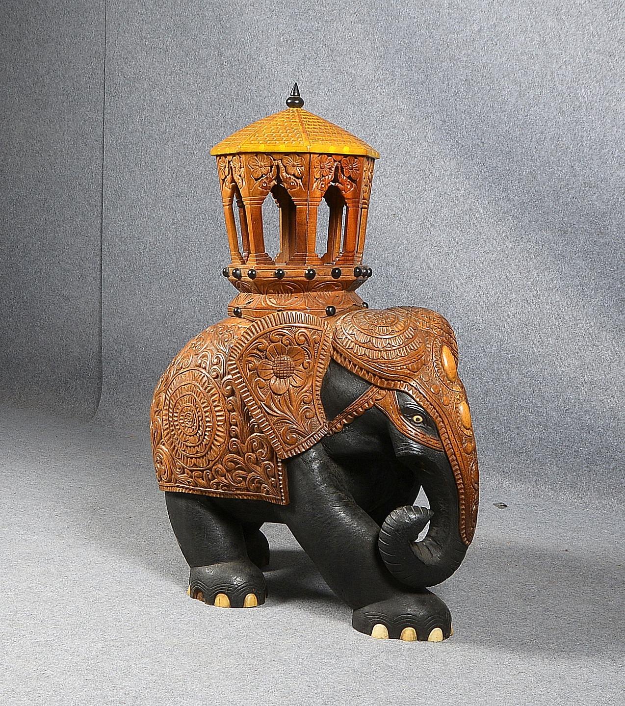 Holzskulptur, 'Elefant mit Pagode', massiv, teils relief., 2-farbig - schwer!; Höhe 106 cm