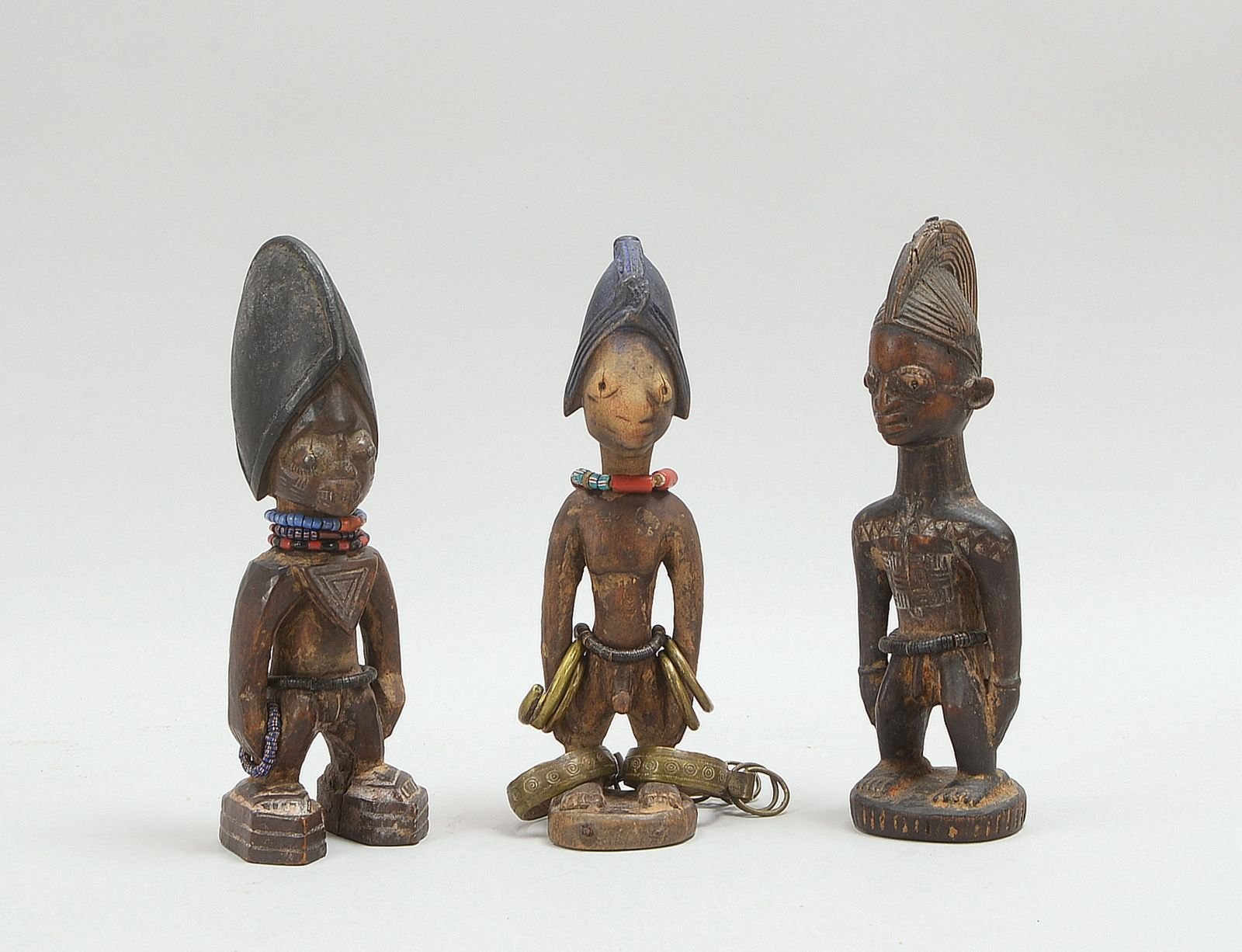3 Ahnenfig., männl./weibl. 'Ibeji'-Zwillingsfig., Holz geschn., Kaurimuscheln/Perlen