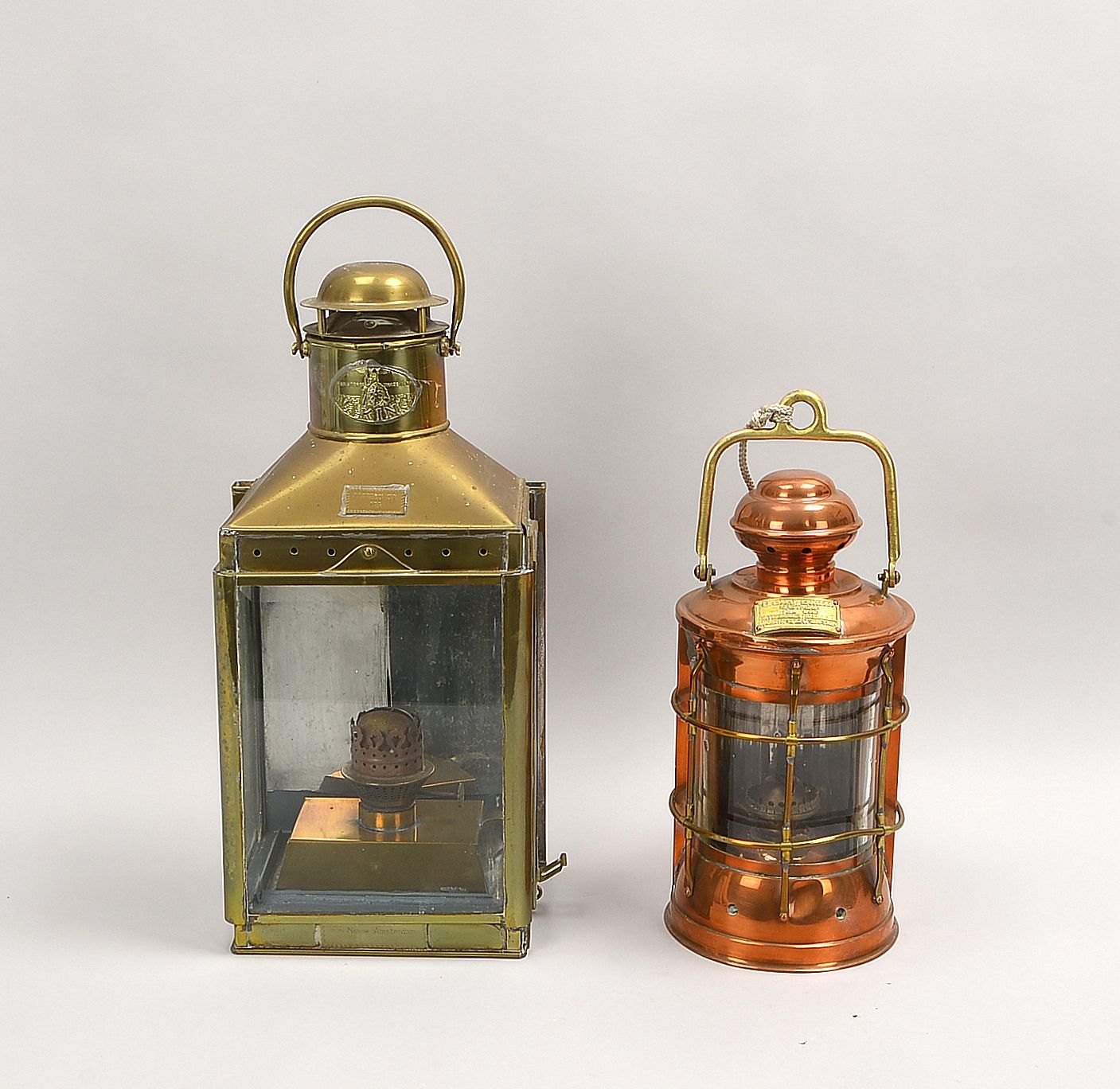 2 Petroleum-Schiffslampen, vergl. Messing-/Kupfergehäuse; Höhe 50 cm/Höhe 35 cm
