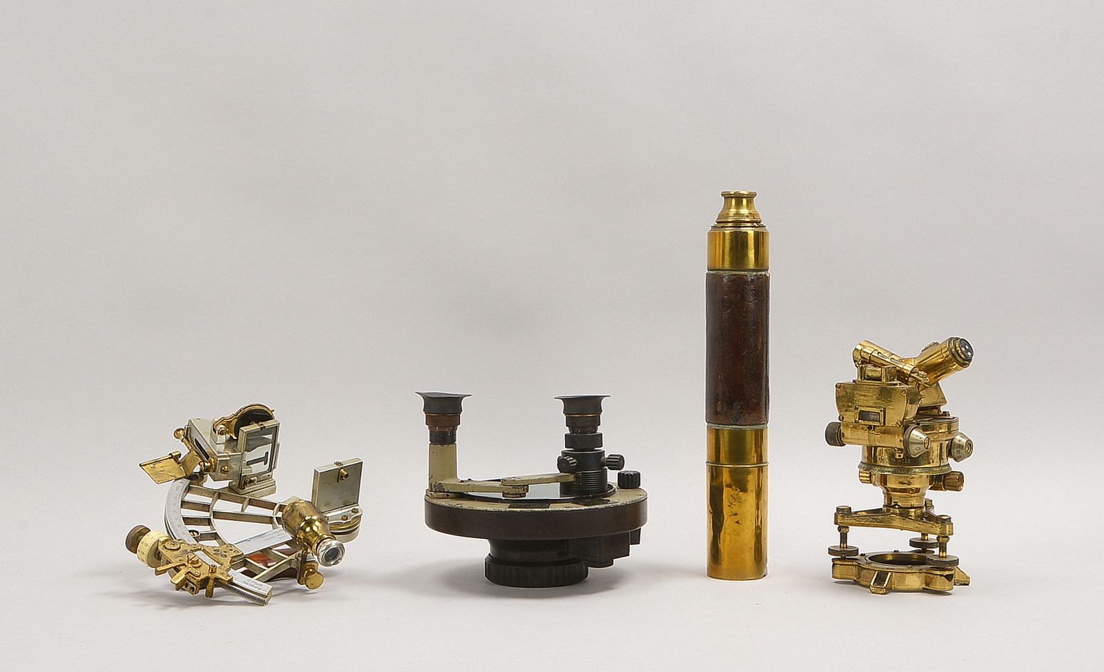 Sammlerkonvolut: Sextant, Nivelliergerät, astronom. Rechengerät, und Fernglas