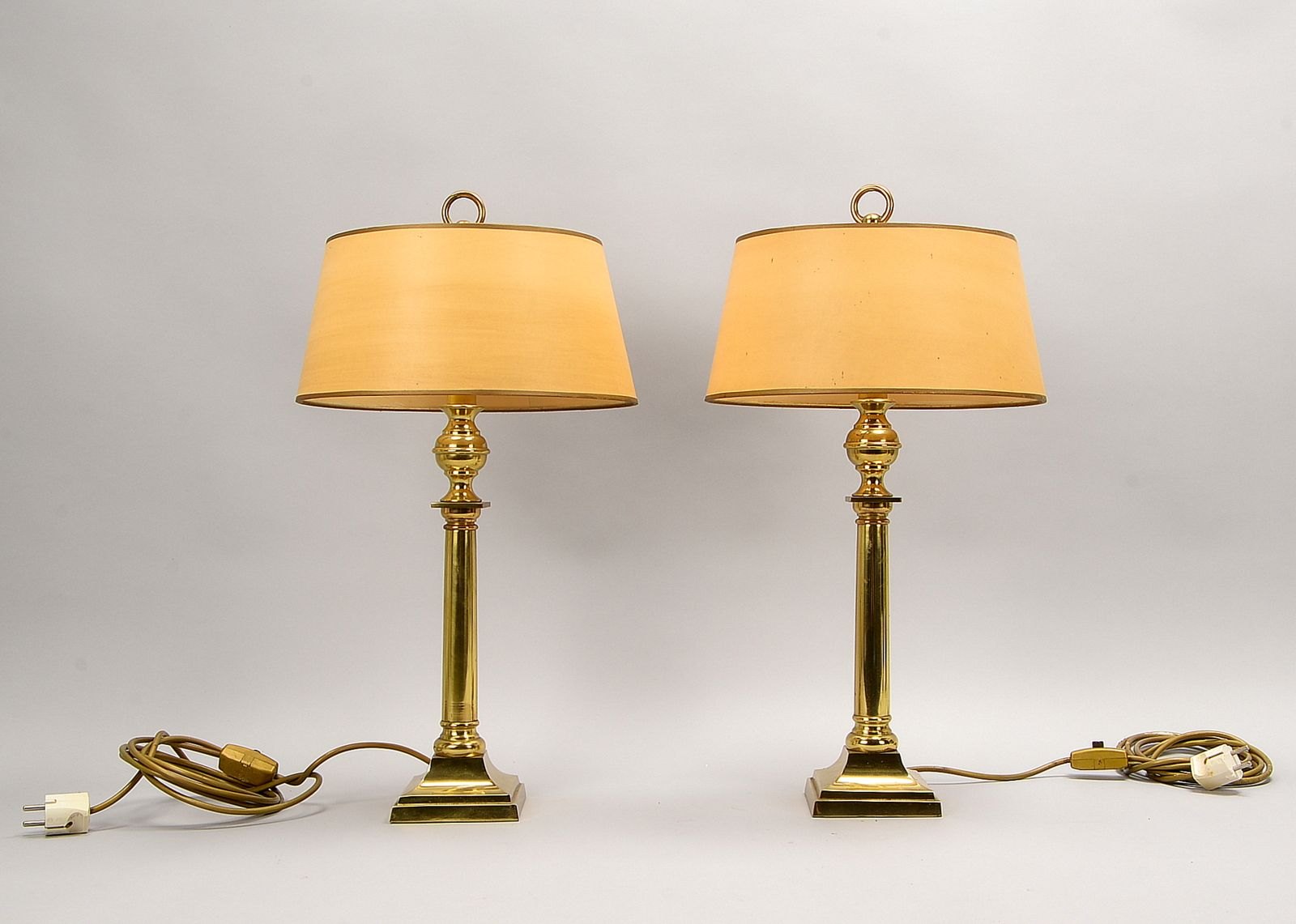 Paar Tischlampen, jeweils 2-flammig, Messingfuß, mit Schirm; Höhe 60 cm