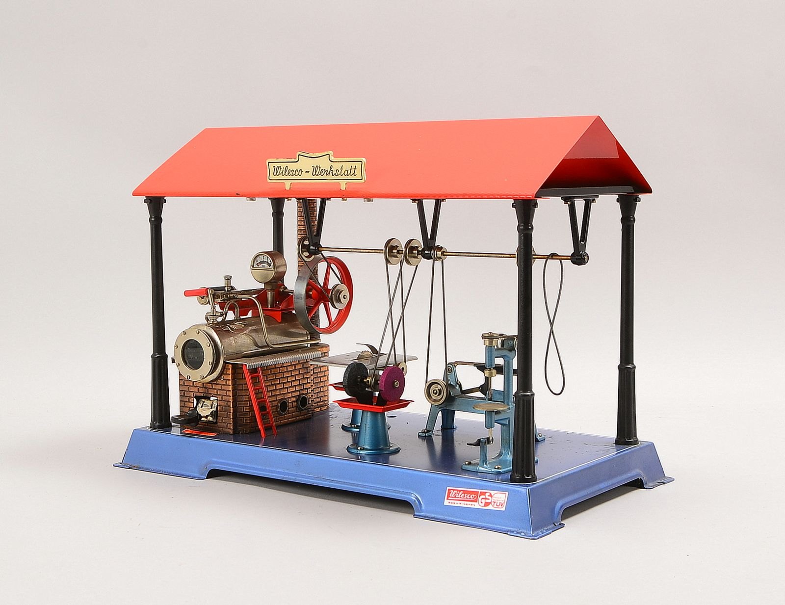 Wilesco, 'Dapfmaschine mit Werkstatt', geschl. Modell mit 4x Antrieben, mit Zub.