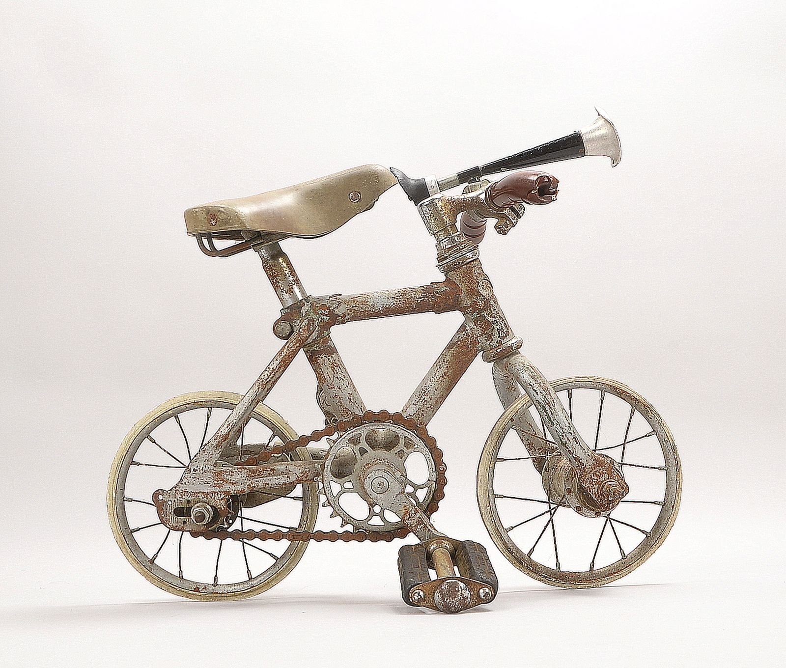 Altes Zweiradmodell/Miniatur-Fahrrad, Eisenrahmen, vollst. mit Pedalen, Kette, Sattel, u.a.