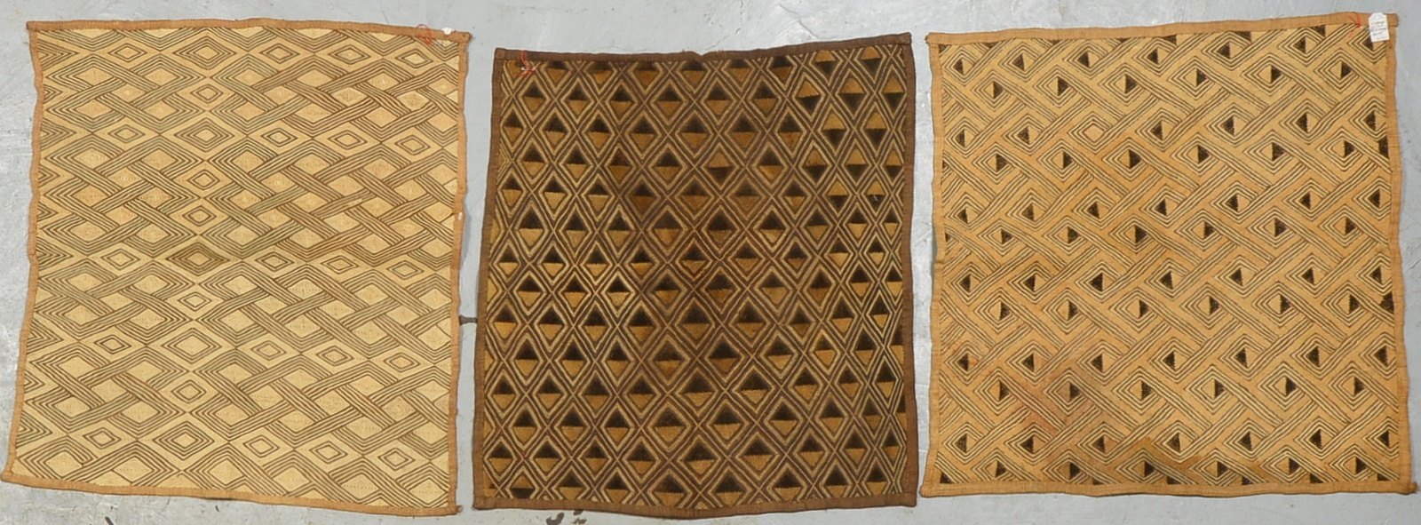 3 ethnischer Textilien (Stamm der Showa/Kongo), Raffia-Gewebe; Maße ca. 62 x 66 cm