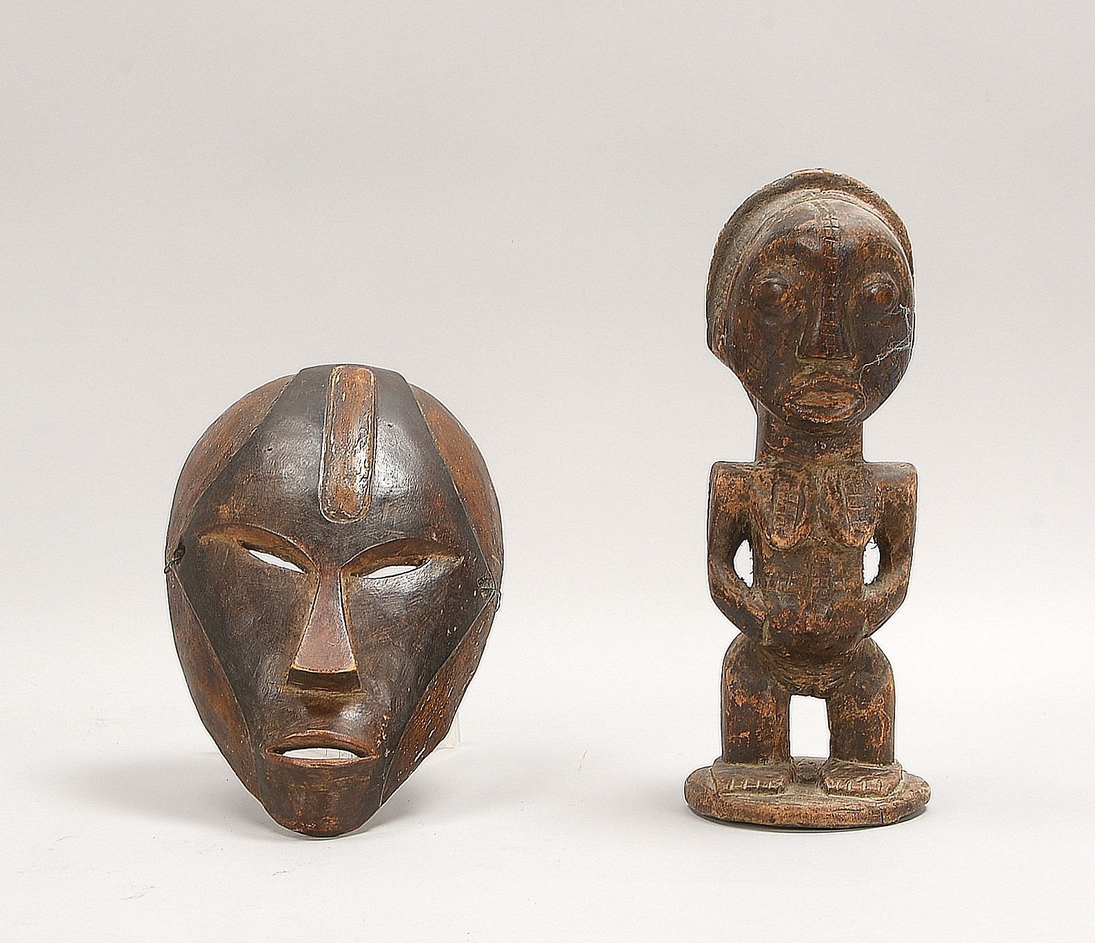 2 Ritualobjekte (Kongo/Afrika), alt, Holz geschnitzt: Ahnenmaske und Fruchtbarkeitsfigur
