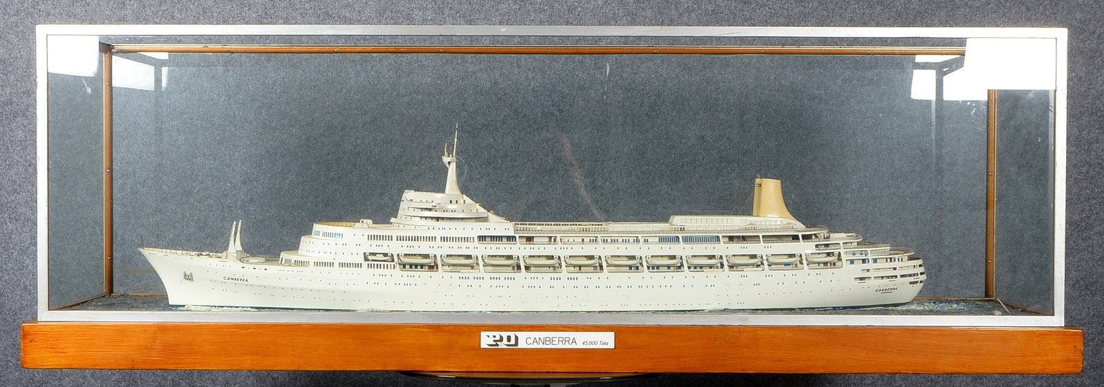 Gr. Schiffsmodell, Passagierschiff der brit. 'P&O'-Orient Line, im Plexiglas-Kasten
