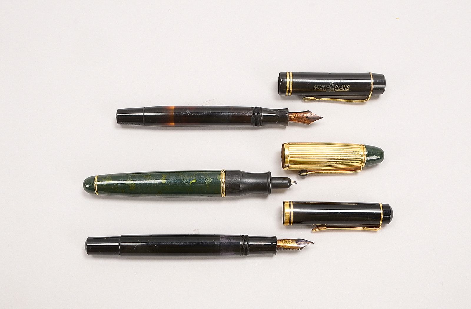 2x Füllfederhalter: Montblanc 'MB 234 1/2', und Pelikan, dazu 1 Kugelschr., in Montbl.-Box