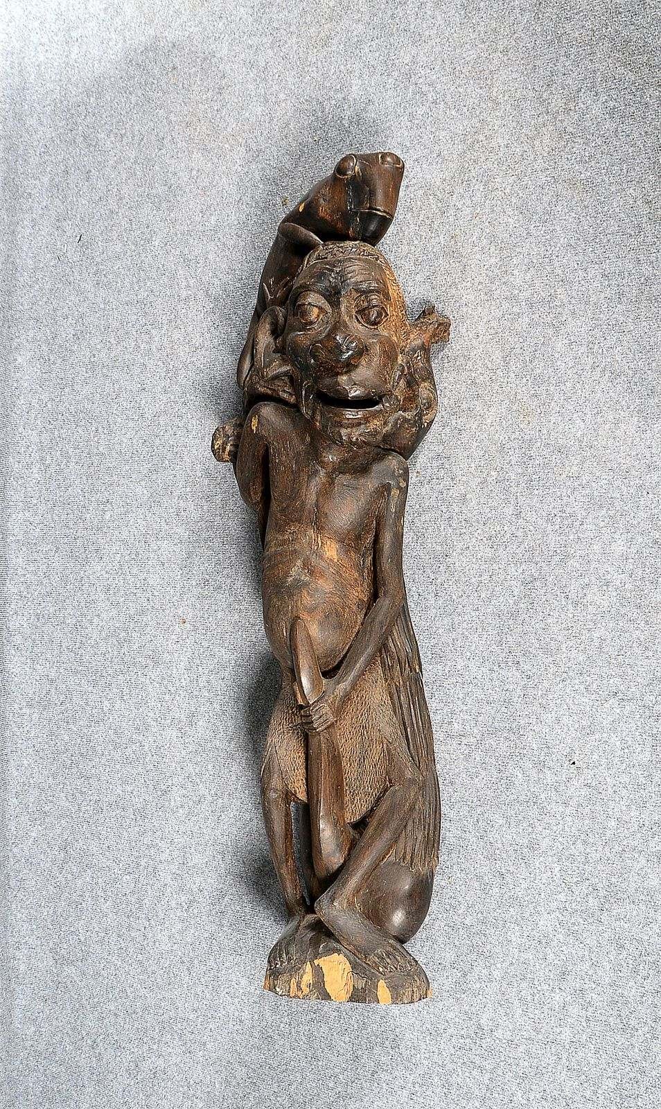 Gr. Ahnenfigur (Stamm der Baule), 'Häuptling mit Chamäleon', Ebenholz; Höhe 108 cm