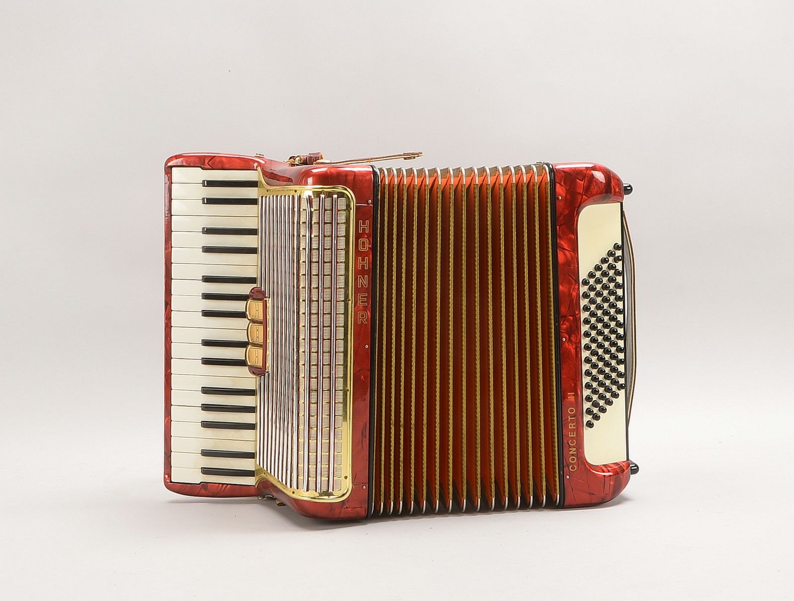 Akkordeon, Hohner 'Concerto II', guter Zust. - funktionst., im orig. Koffer, mit Noten