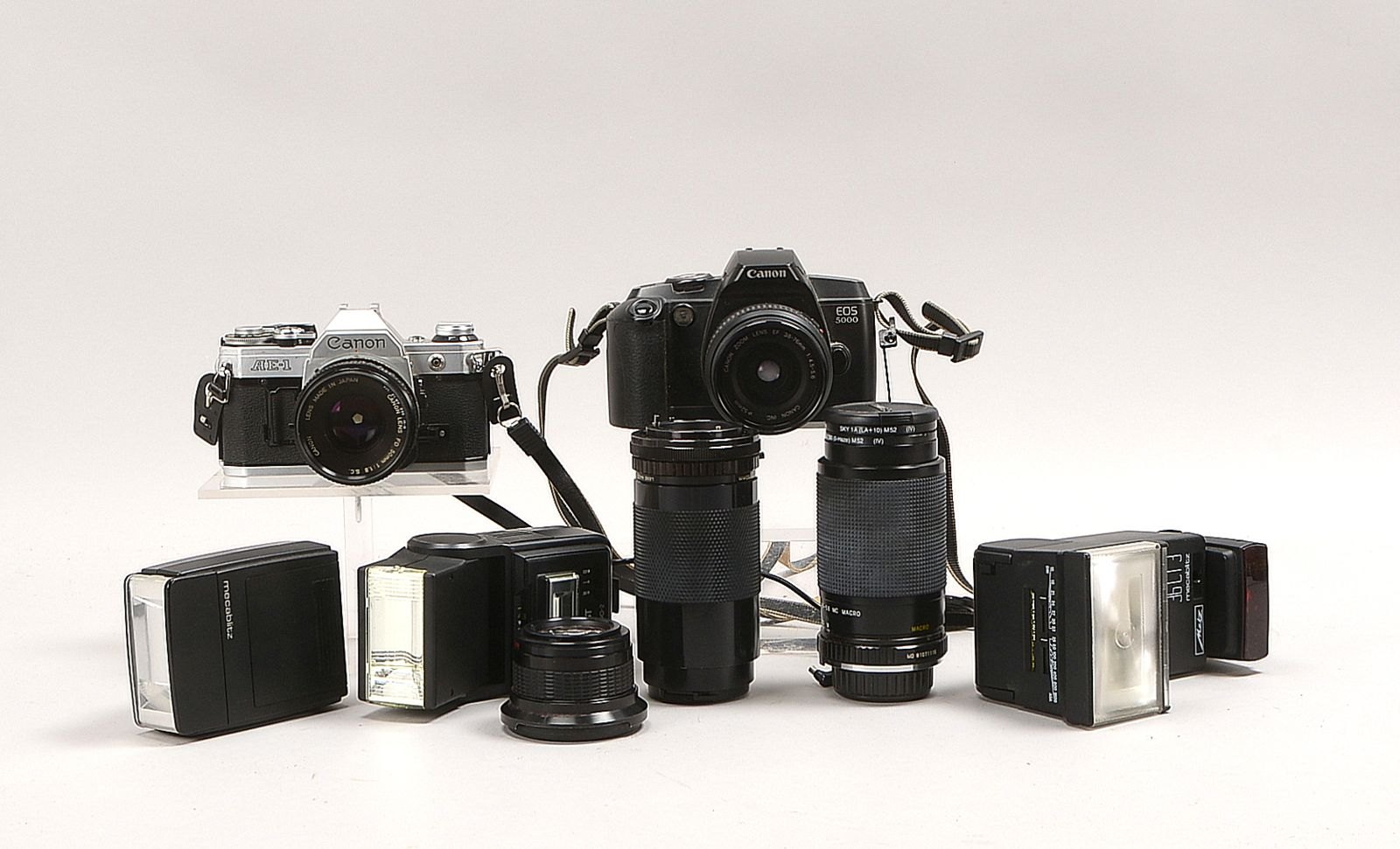 2 Spiegelreflex-Kameras, Canon 'EOS 5.000', und 'AE-1', mit div. Zubehör und Fototasche
