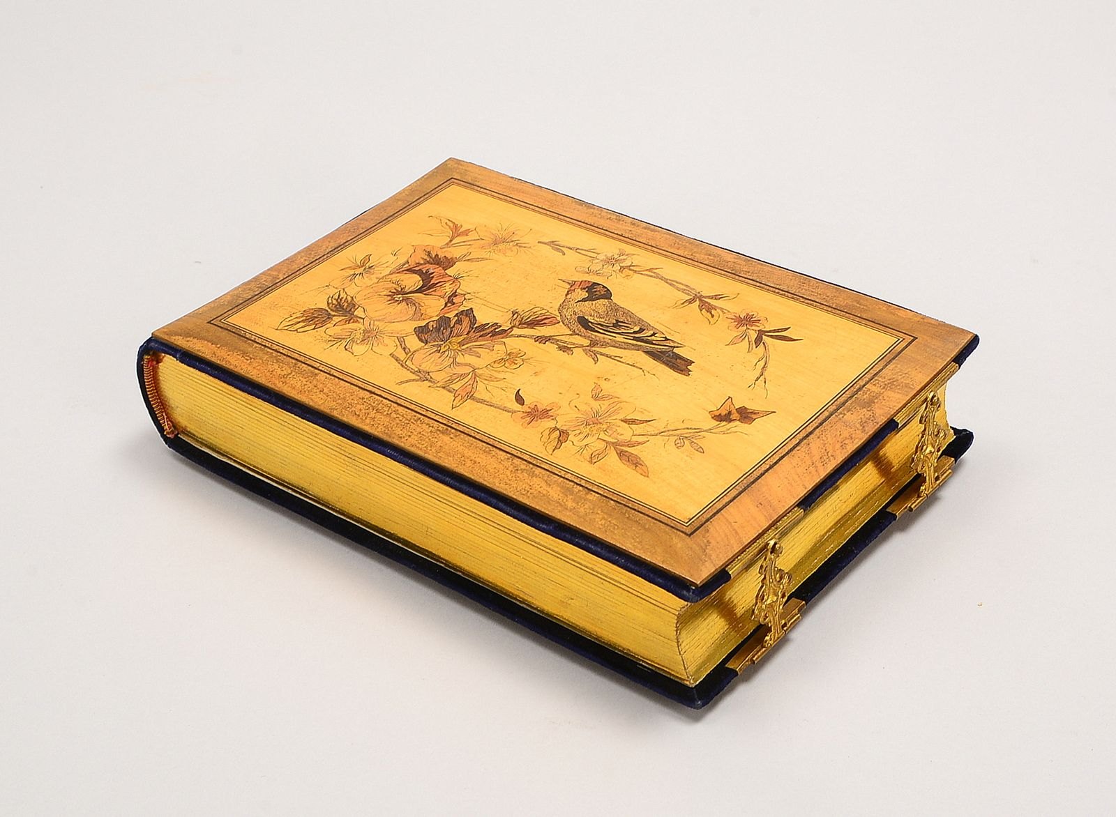 Fotoalbum - für Kleinformat, Holz-Deckel/intaris., 2x Messing-Schl.; Maße 13 x 23 cm
