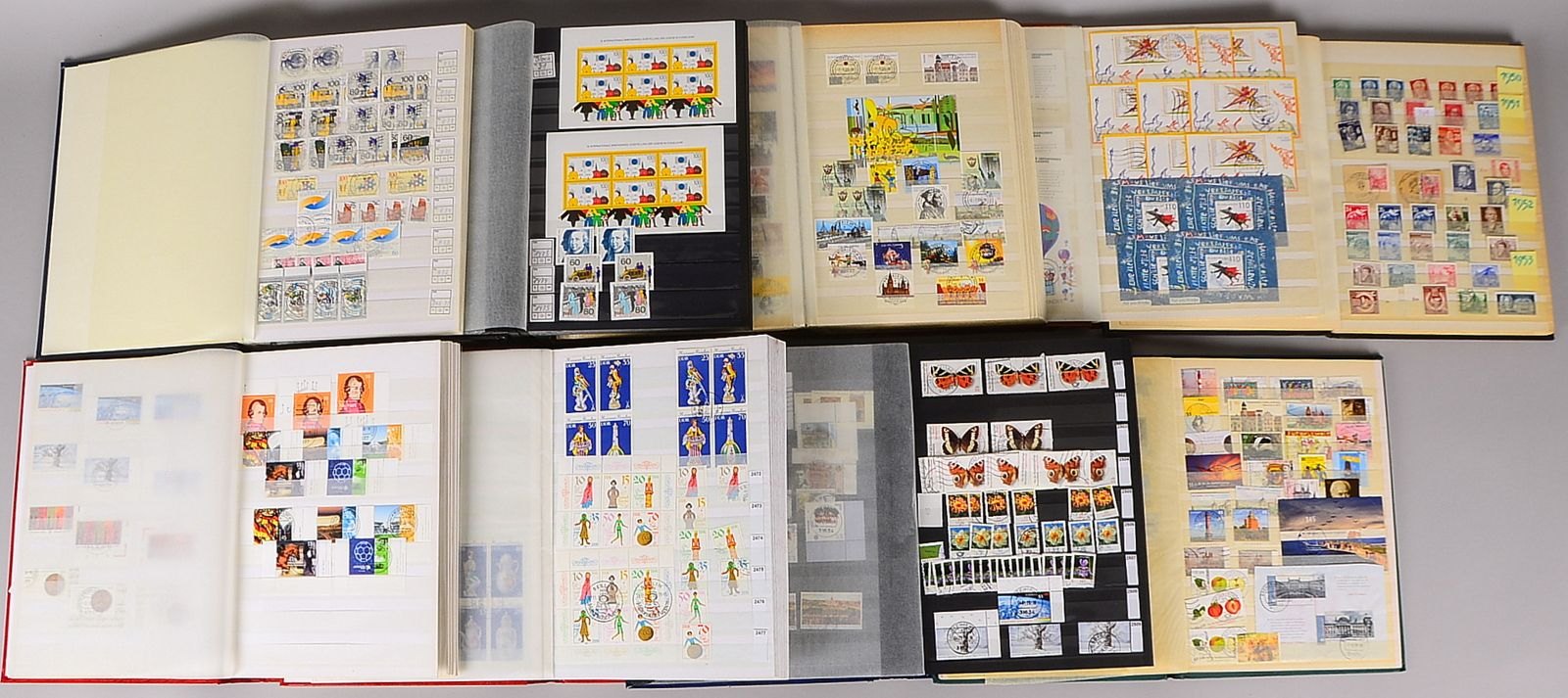 Briefmarken, 'Bund/Berlin' und 'DDR': Wühlkiste mit 9x Steckalben