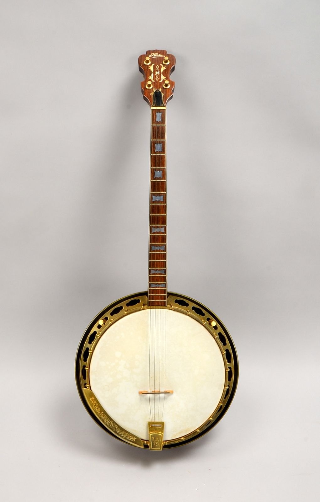 Altes Banjo, Aria, 4-saitig, im Koffer; Länge 87 cm
