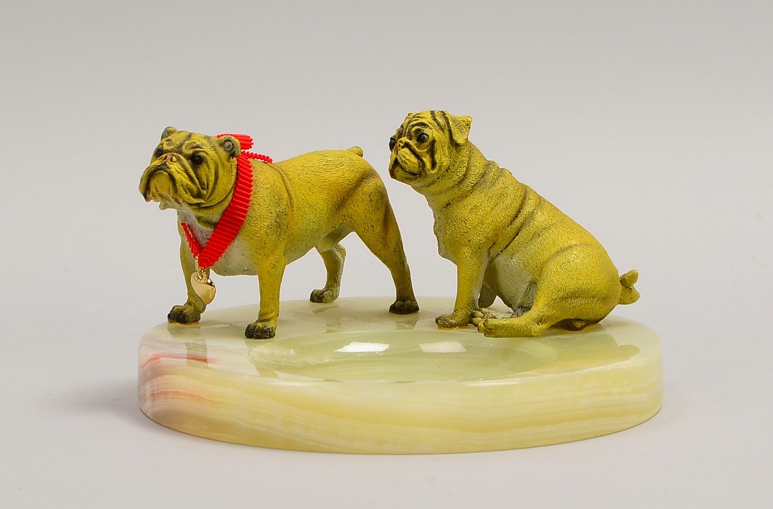 Visitenkarten-Schale, Onyx, mit 2x Kleinbronzen, 'Bulldoggen', farbig gef.; Ø 20 cm