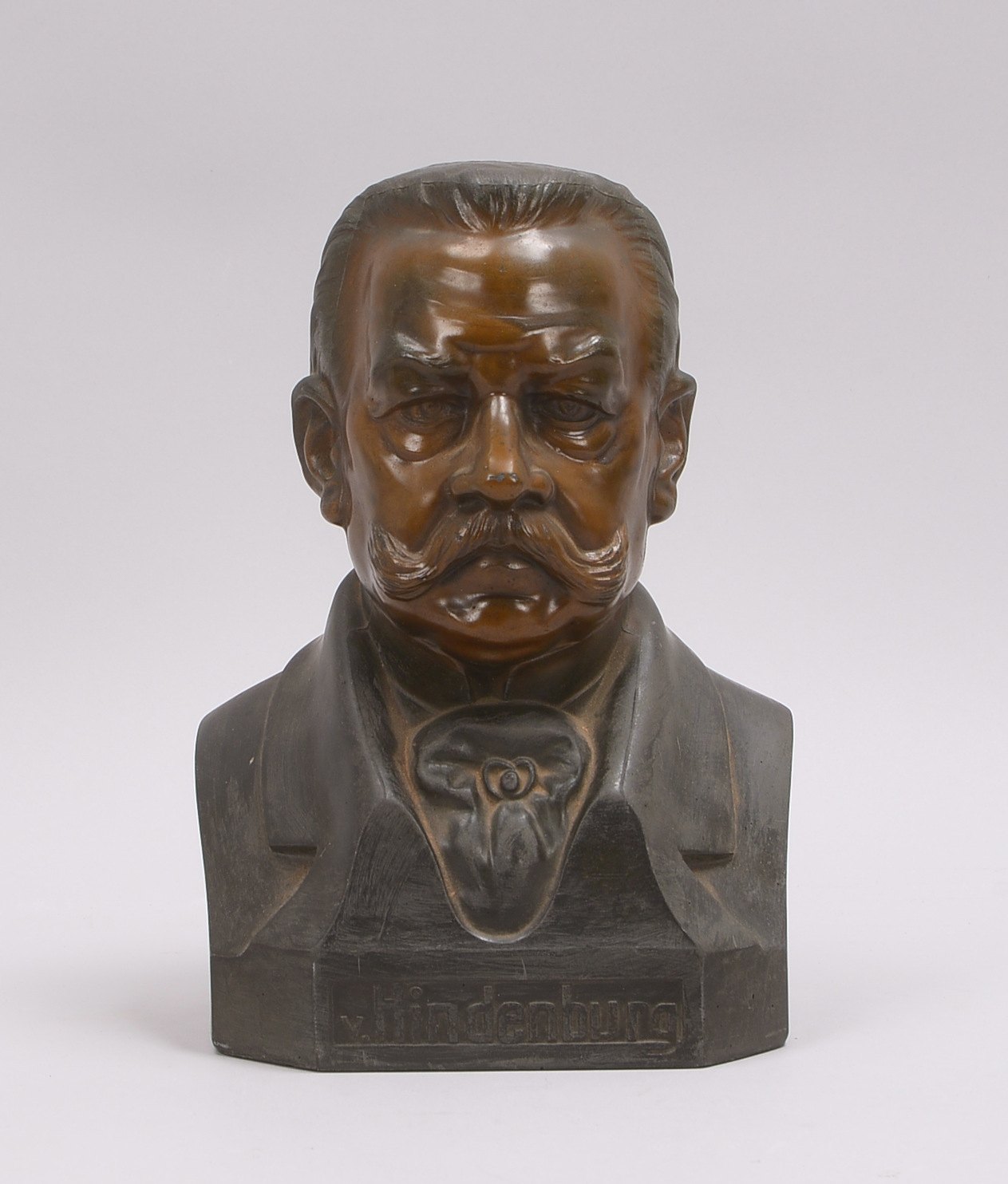 Kl. Portraitbüste, 'Hindenburg', Mod. '320', Lavinit/Metall-Sand-Legierung; Höhe 25 cm