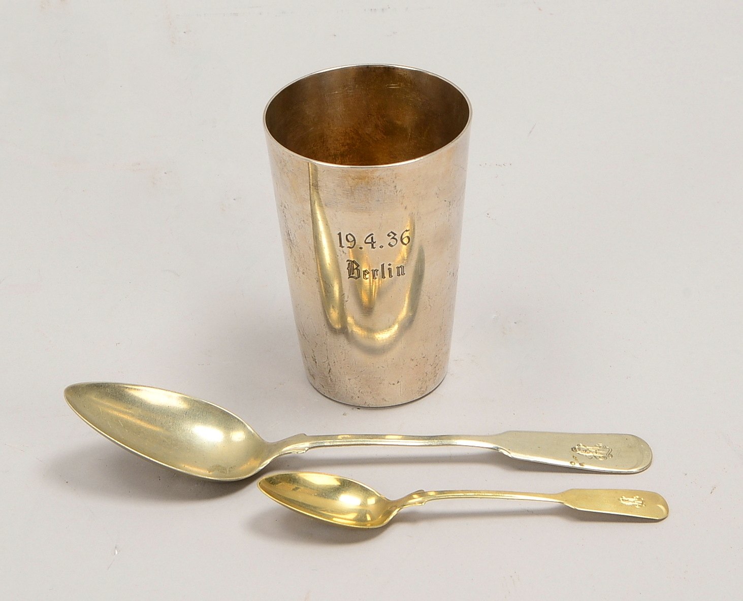 Becher und 2 Löffel, grav. 'LAH'/lig., Becher im Boden mit 'Doppelrune', bez. 'DVN Schwerte'