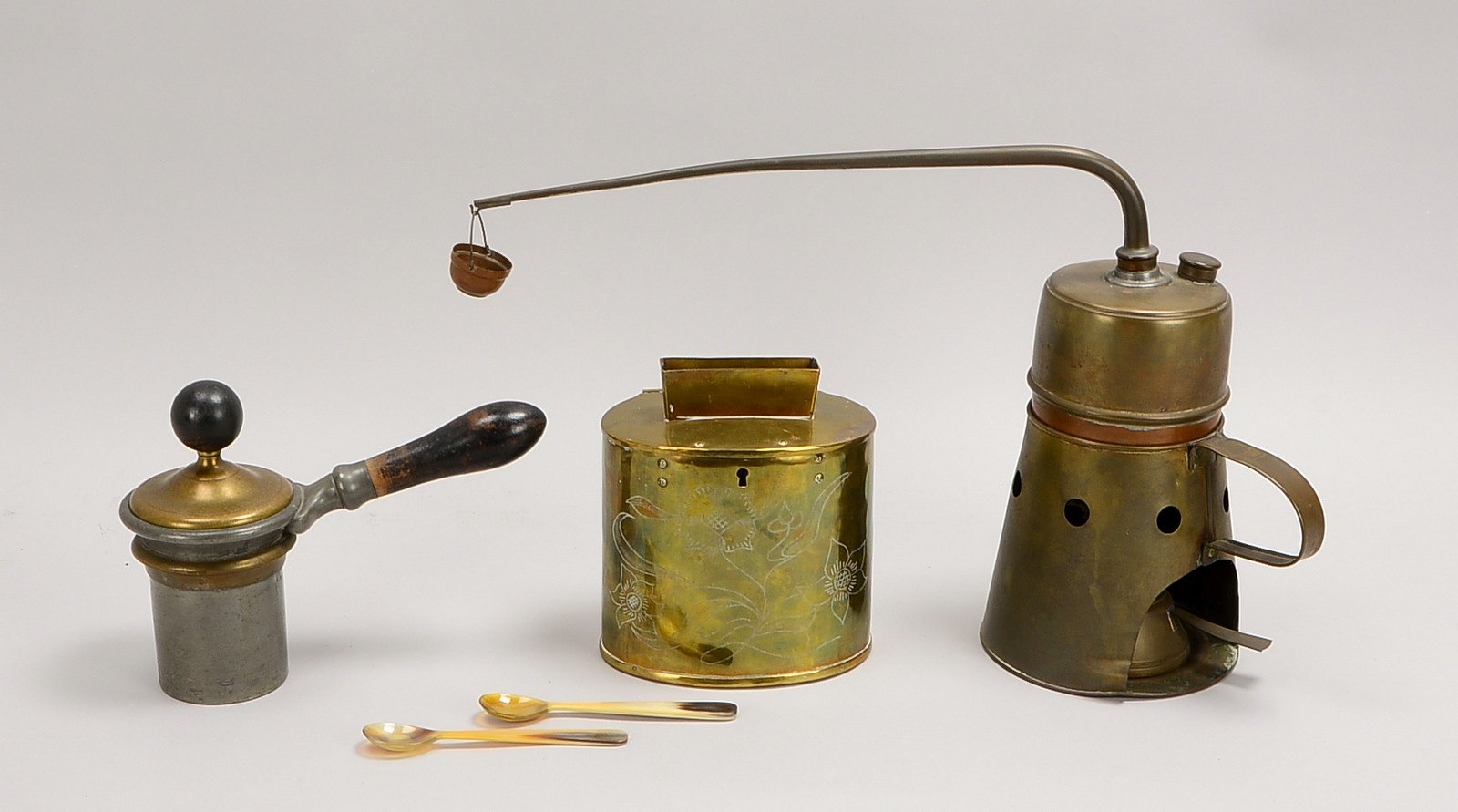 3 antike Metallgefäße: Destillierkanne mit Brenner, Zinntiegel mit 2x Löffeln, Kollekte(-?)