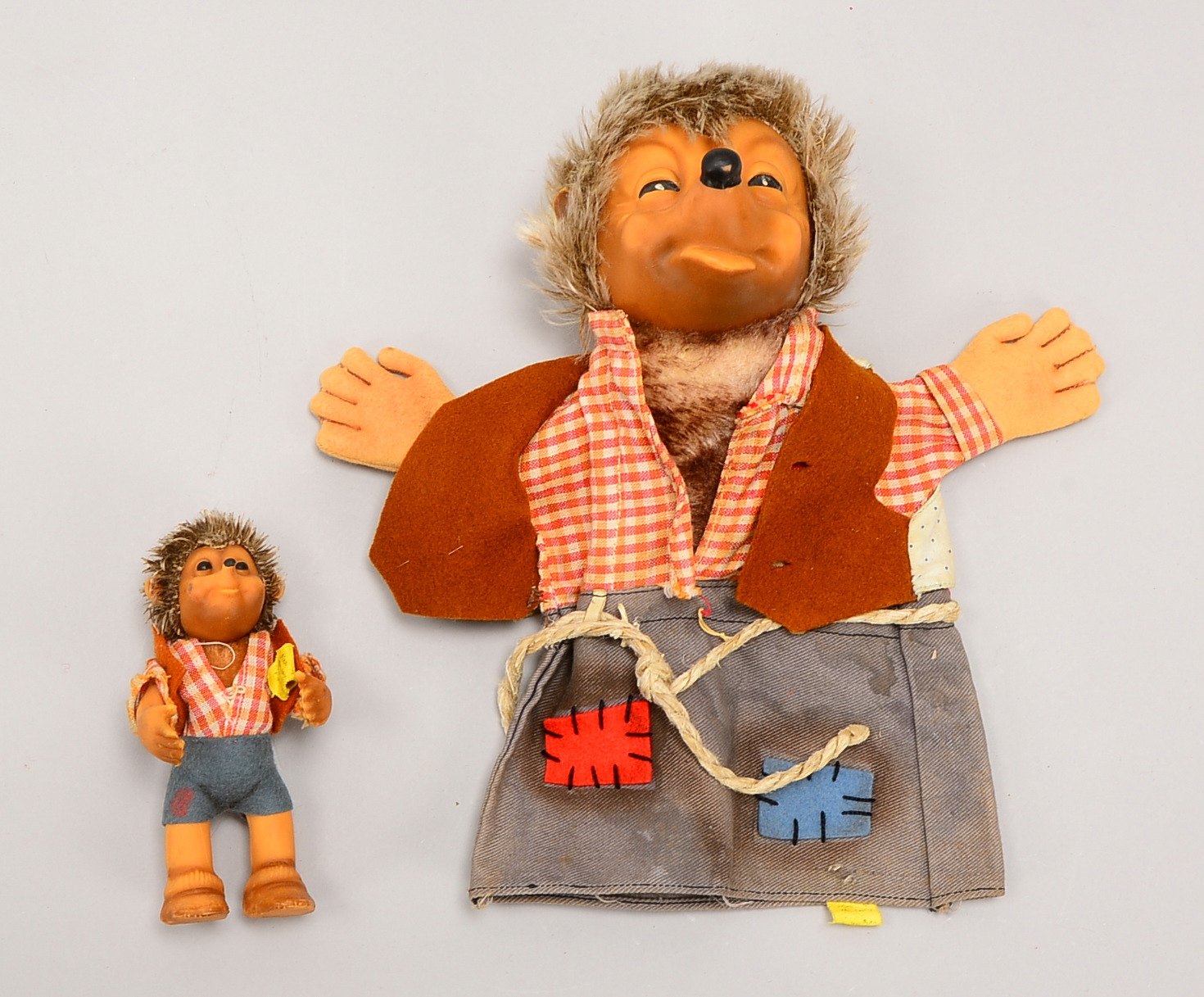 2 Steiff-Sammlerfiguren, 'Mecki' - 1x als Handpuppe; 1x Höhe 23 cm, 1x Höhe 12 cm