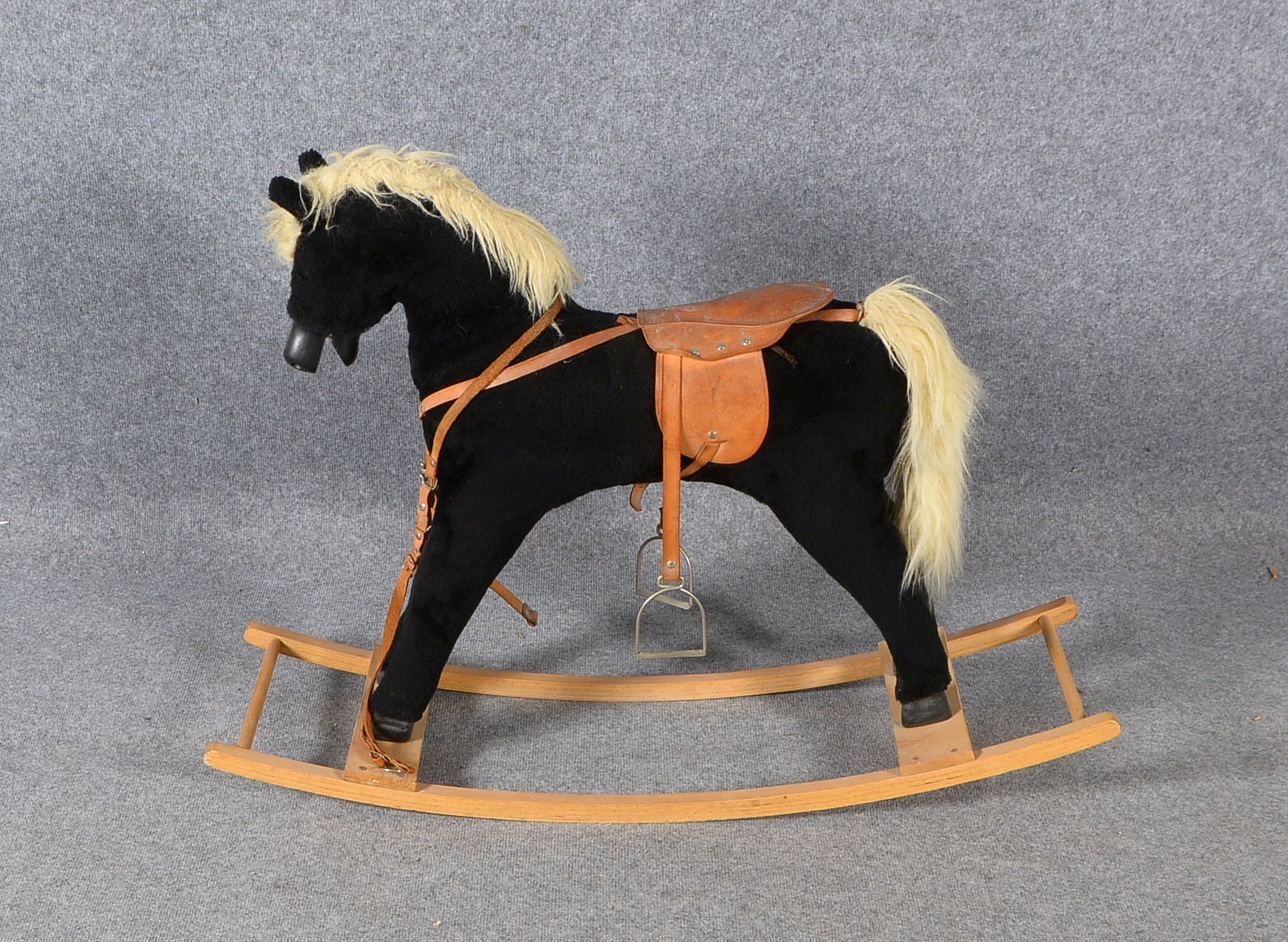 Vintage-Schaukelpferd (1980er J.), Holz, mit Schafwolle/Plüsch, Ledersattel; Sitzhöhe 60 cm