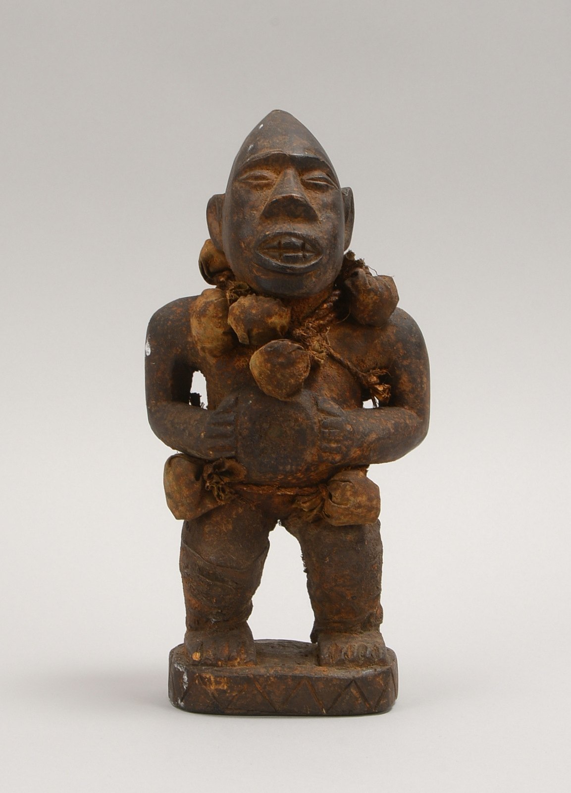 Sammler-Fetischfigur (Afrika - Ethnie unbekannt), Holz; Breite 27 cm