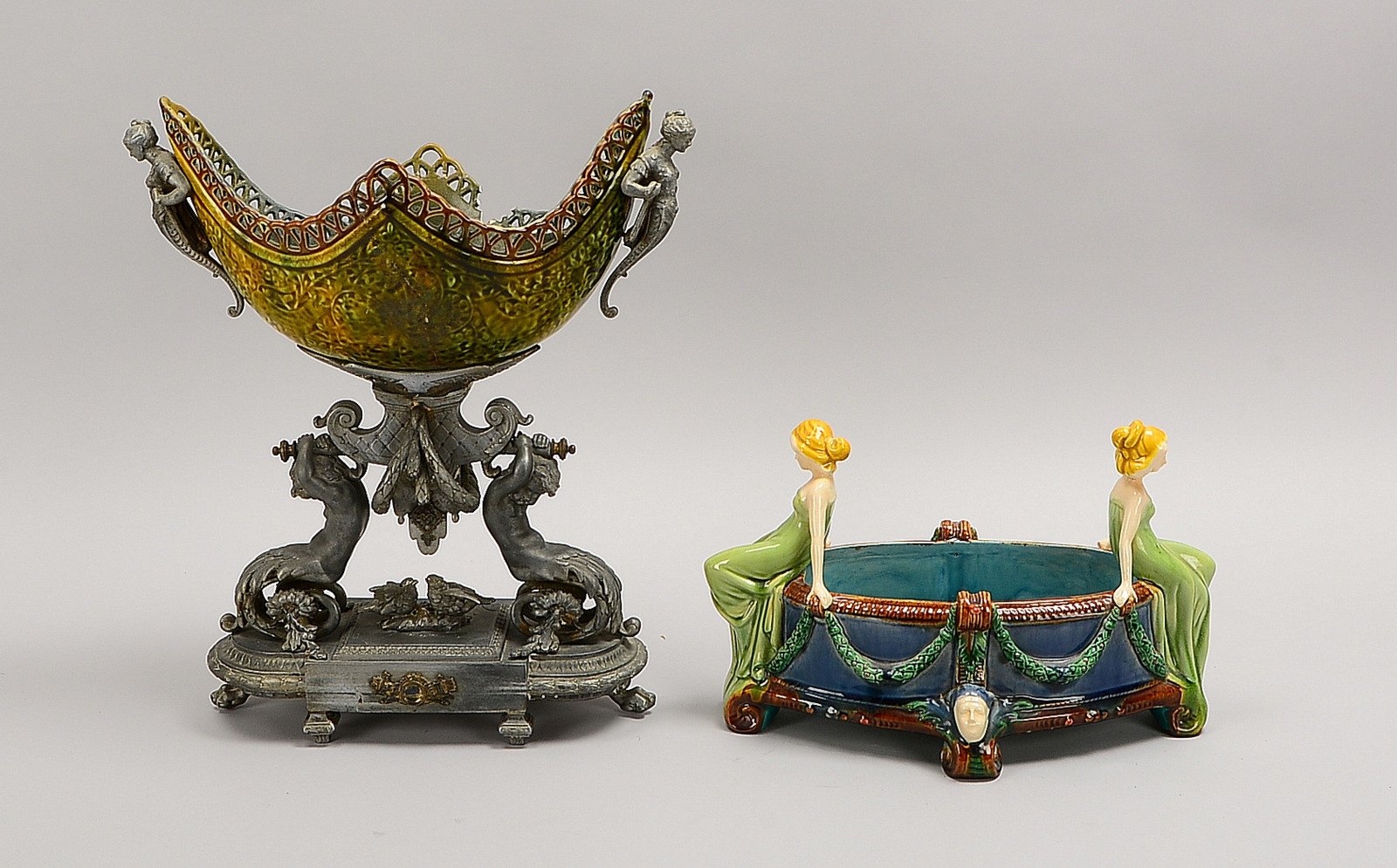 2 Jardinièren, Keramik: 1x Jugendstil, farb. staff.; 1x Neorenaissance, durchbr., auf Zinnsockel