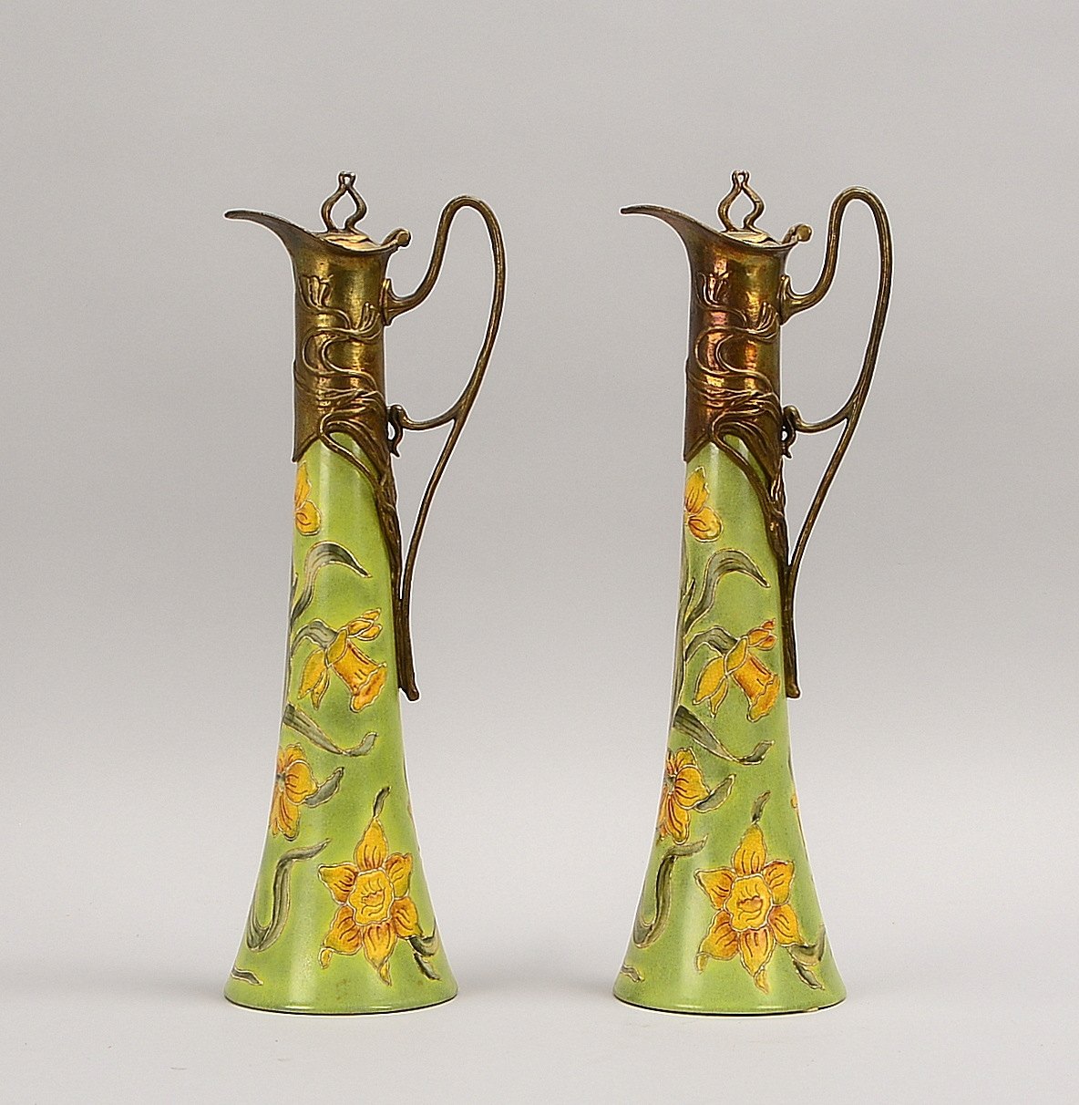 2 Karaffen (Repl.), flor. Bemalung/Bronze-Mont., im Boden gem./dat. 'JBT 1906'