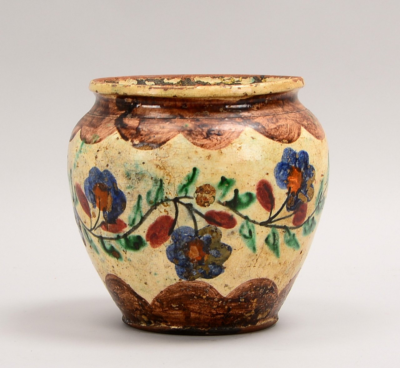 Alter Übertopf (wohl Persien), Steinzeug glasiert, mit floralem Dekor; Höhe 20,5 cm, Ø 20 cm