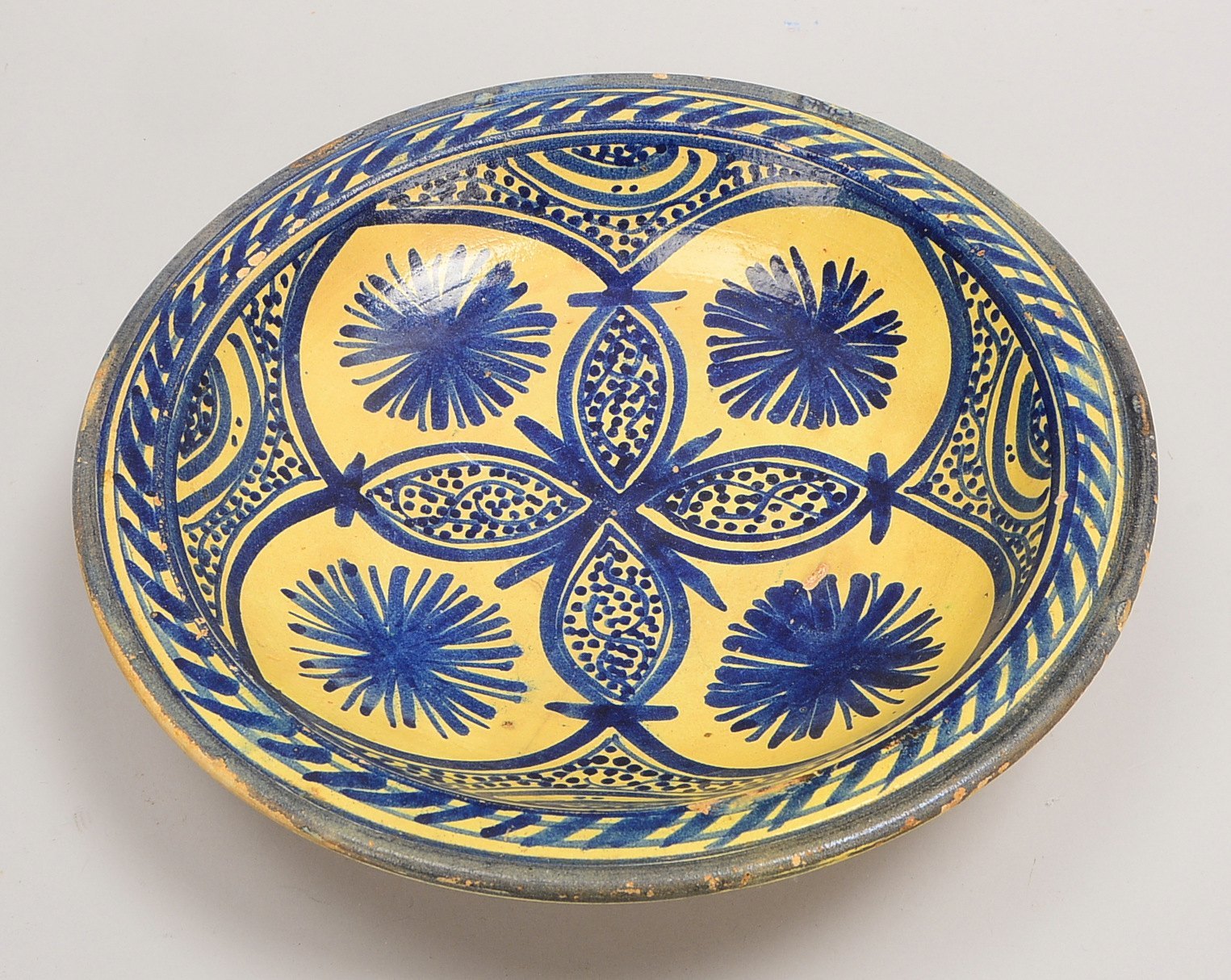 Schale (Marokko), Steinzeug glasiert, Spiegel mit ornament. Dekor in mehrf. Blau; Ø 30 cm
