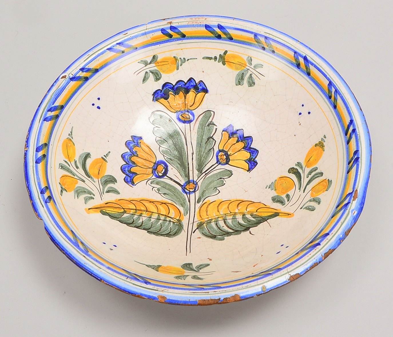Kellinghusen, Fayence-Schale, beigef. Glasur mit flor. Dekor; Höhe 6,5 cm, Ø 25 cm