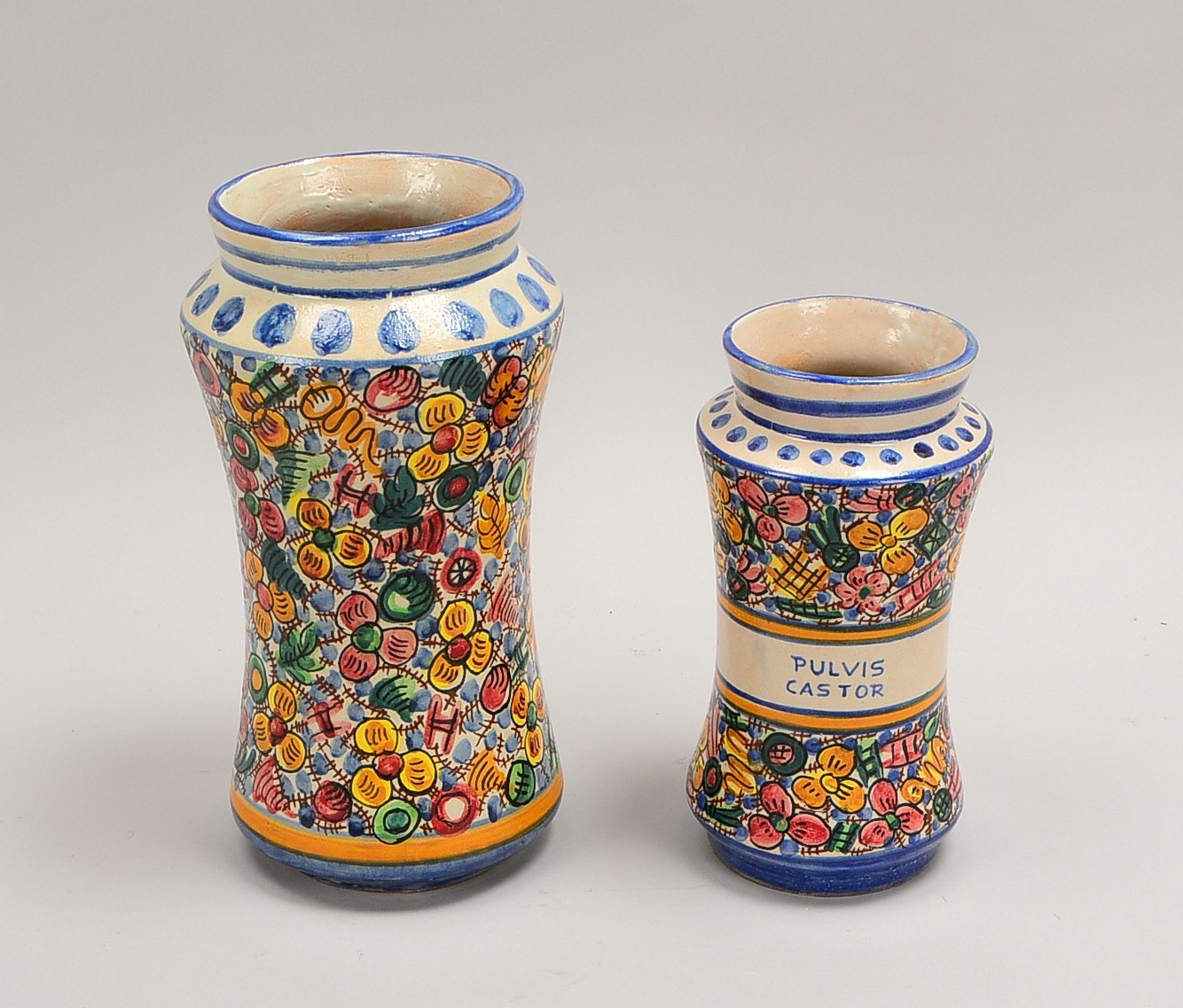 2 Fayence-Gefäße, Wandung glasiert, polychr. flor. Motive; Höhe 21,5 cm/Höhe 27 cm