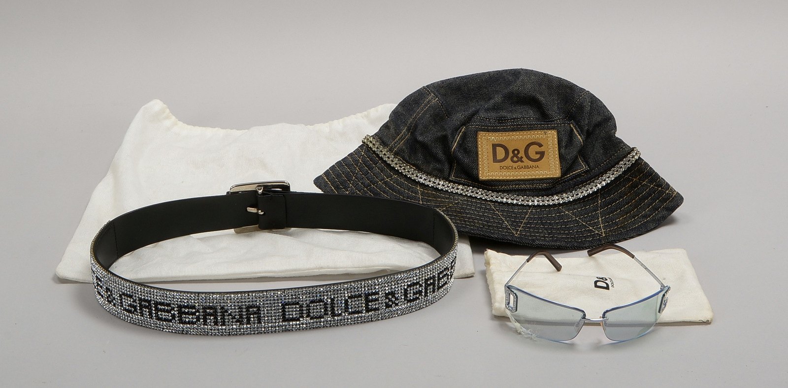 D&G, 3 Designer-Accessoires: Sonnenhut, Gr. 'M'; Sonnenbrille, 'DG 4675', und Ledergürtel