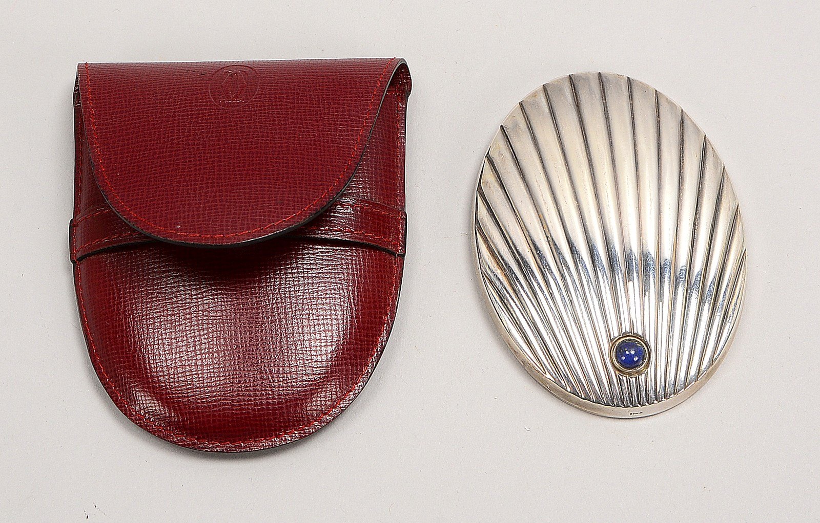 Cartier, Taschenspiegel, 925 Sterlings., besetzt mit Saphircab. - neuw., im orig. Etui