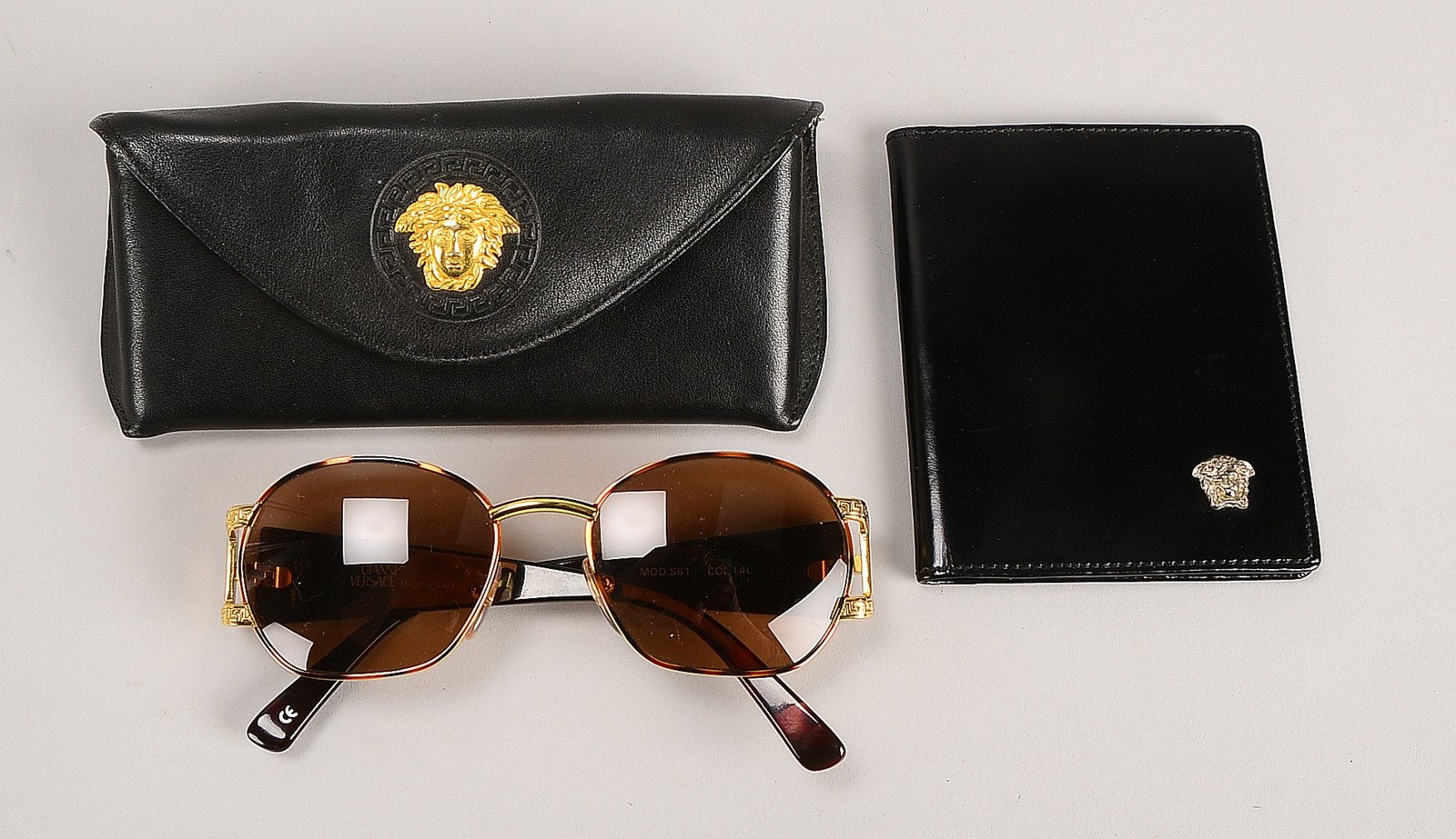 Versace-Sonnenbrille, Mod. 'S61', 'Col. 14L', im orig. Etui; und Scheckkarten-Wallet