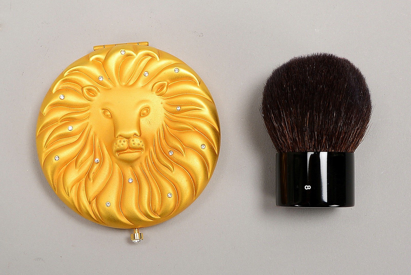 1 Estée Lauder/NY-Puderdose/Taschenspiegel, Ø 7 cm; 1 Coco Chanel-Puderpinsel