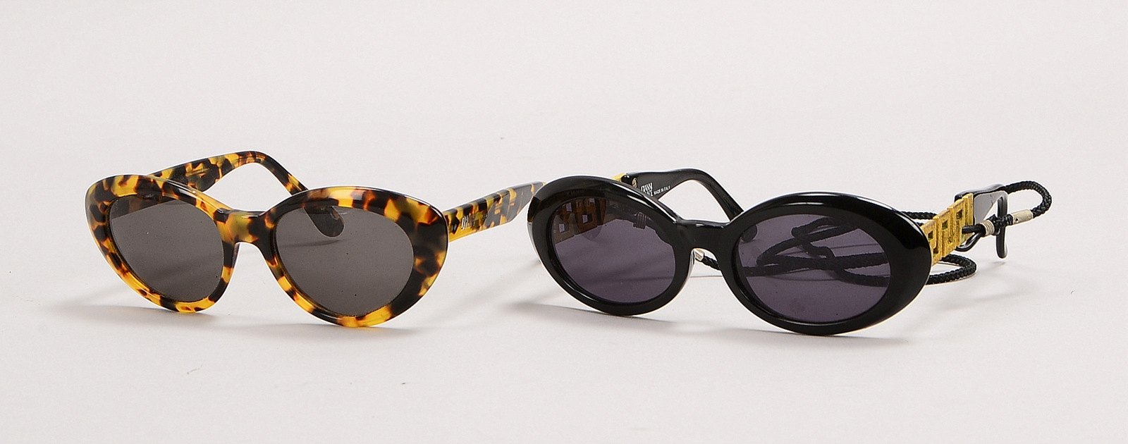 2 Des.-Sonnenbrillen: 1x Versace, '527/T', 'Col. 852 BK'; 1x DKNY, '7th Av.', 'KD 238'