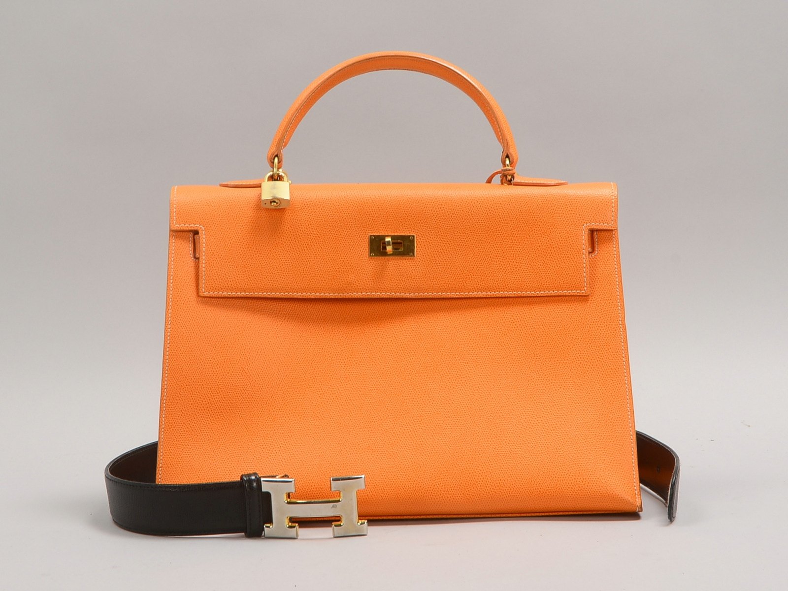 Designer-Handtasche ('H'/Italien), orangef. gepr. Leder, neuw.; und Gürtel, Länge 80 cm