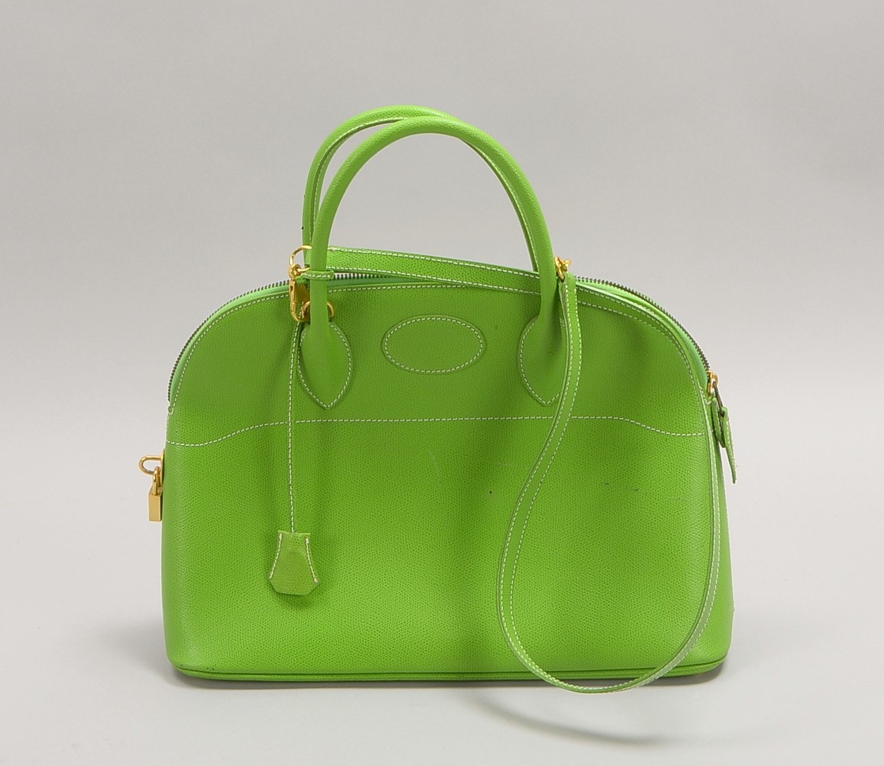 Designer-Handtasche (Italien), grünes gepr. Leder, mit Schließe/Umh-Riemen; Maße 35 x 27 cm