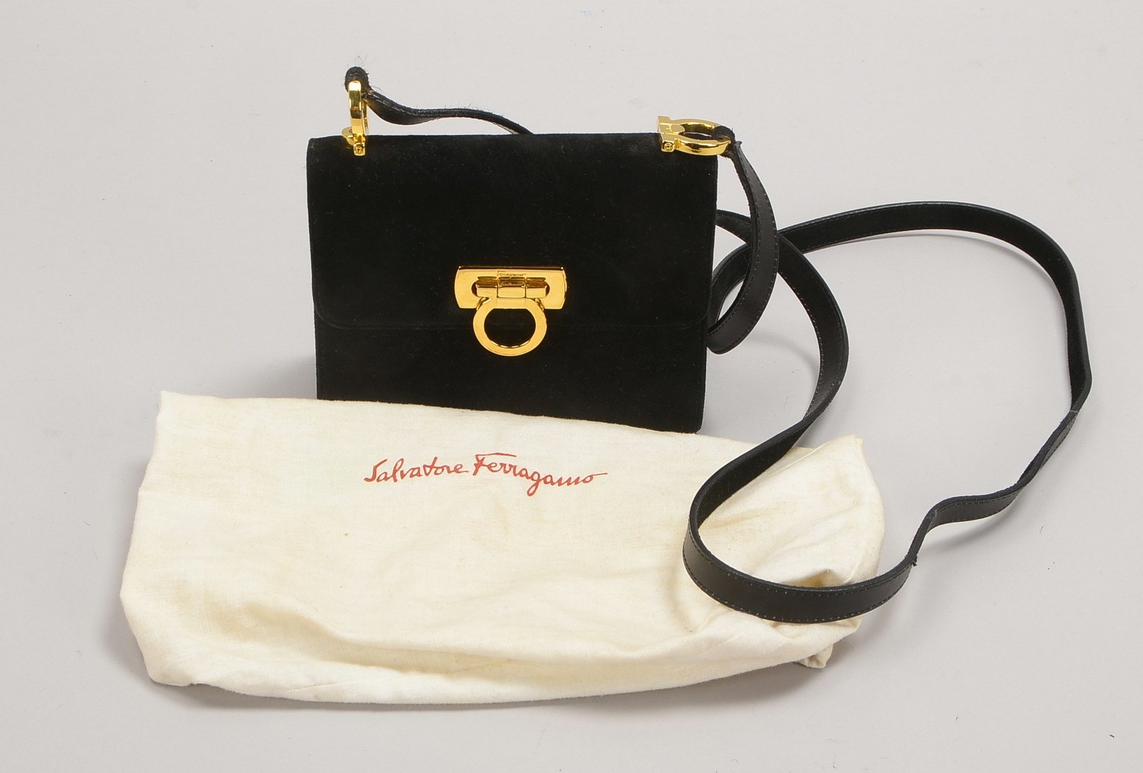 Ferragamo, 'Gancini'-Schultertasche, Modell 'BA 214797', schw. Wildleder; Maße 14 x 16 cm
