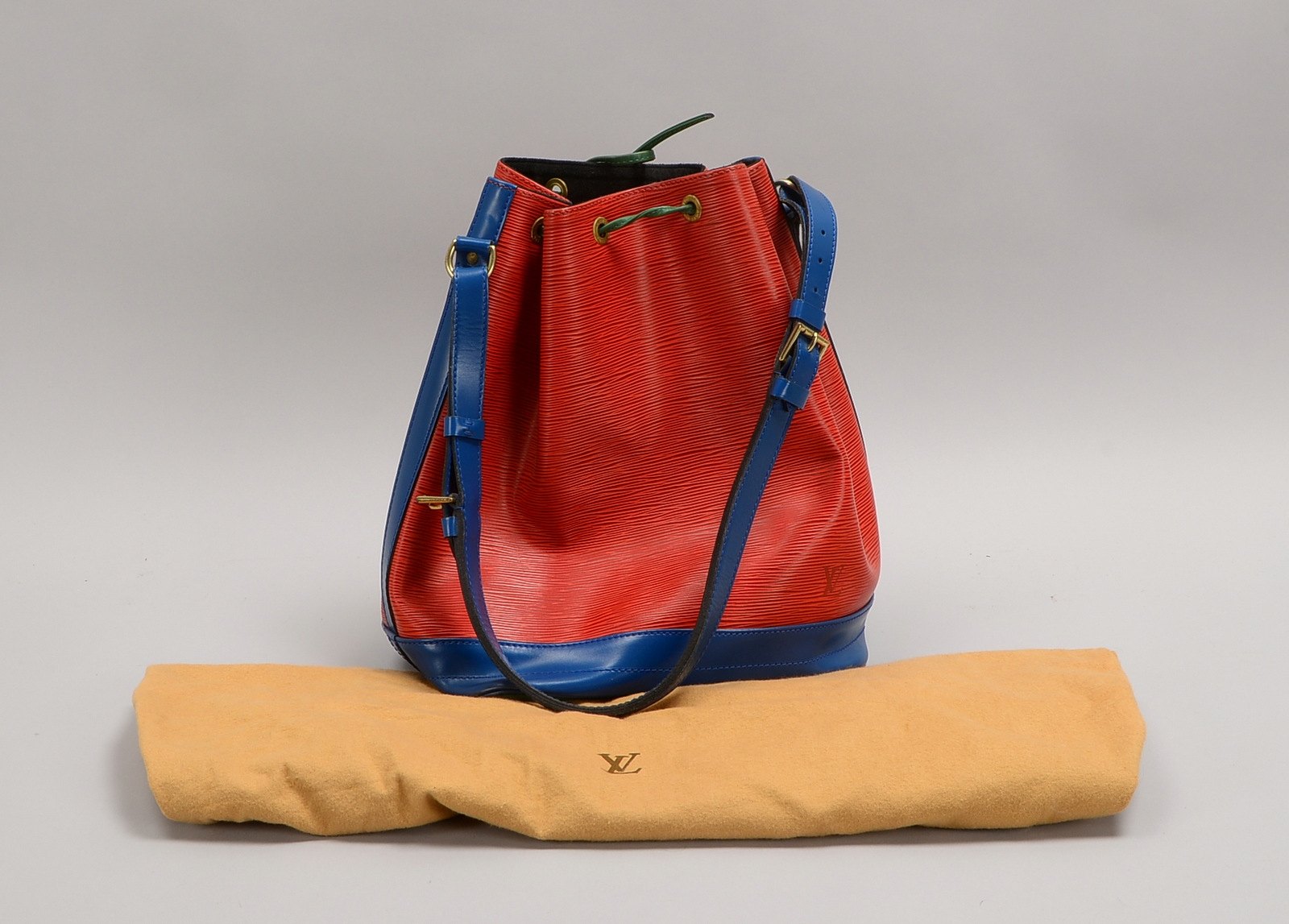 Louis Vuitton-Schultertasche, 'Epi Noé', 'M 440884', rotes/blaues Leder, part. genarbt