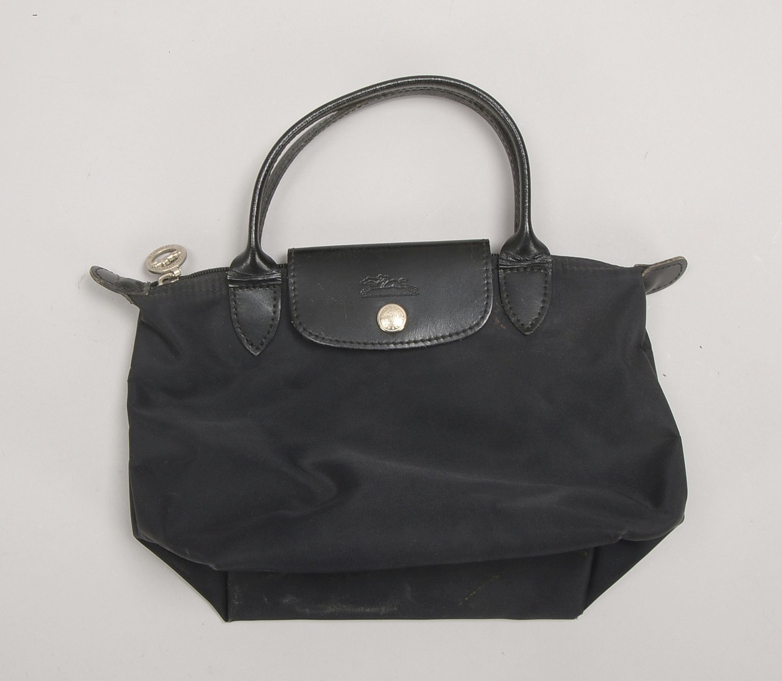 Longchamp/Paris, kl. Designer-Tasche, schw. Textil und Leder, neuw.; Maße 17 x 16 cm