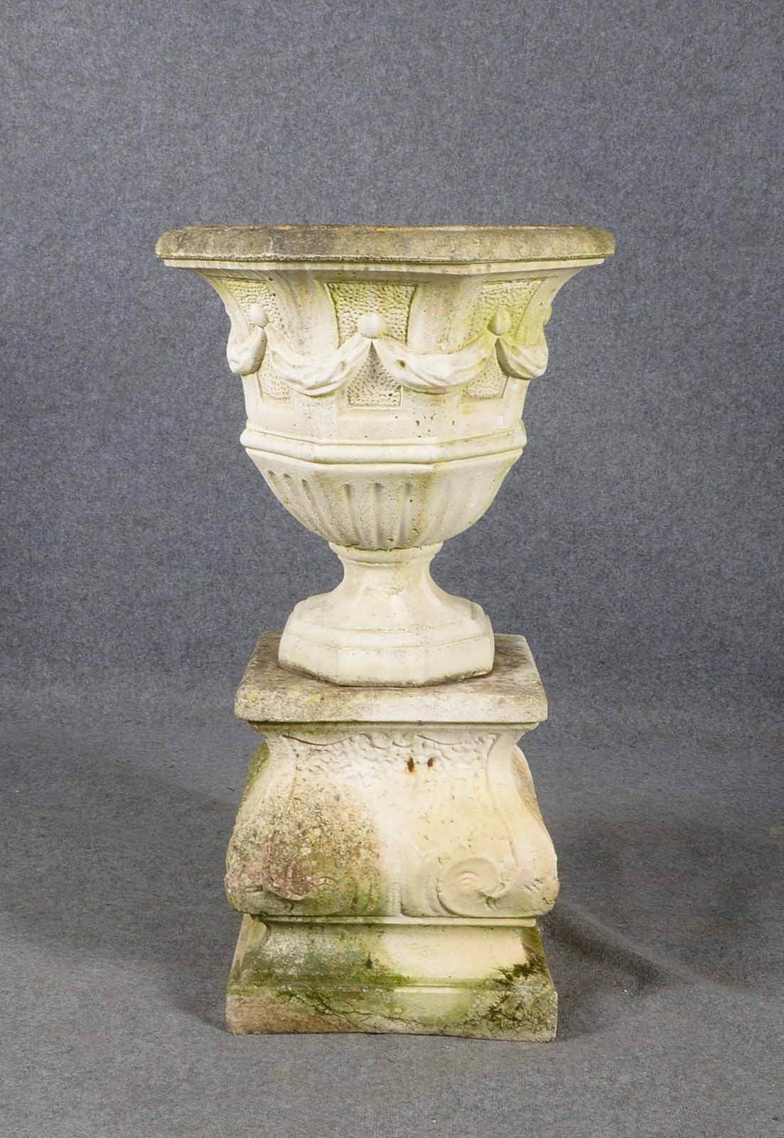 Blumenübertopf, Steinguss, auf Steinguss-Postament; Höhe 56 cm, ges. 100 cm