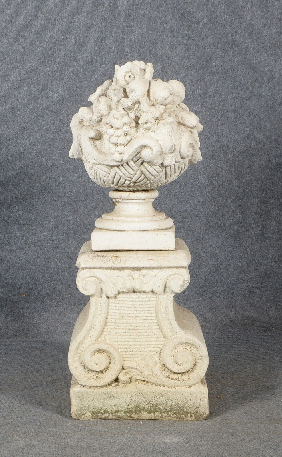 Steinguss-'Früchtebouquet', auf Steinguss-Post.; Höhe 50 cm, ges. 94 cm