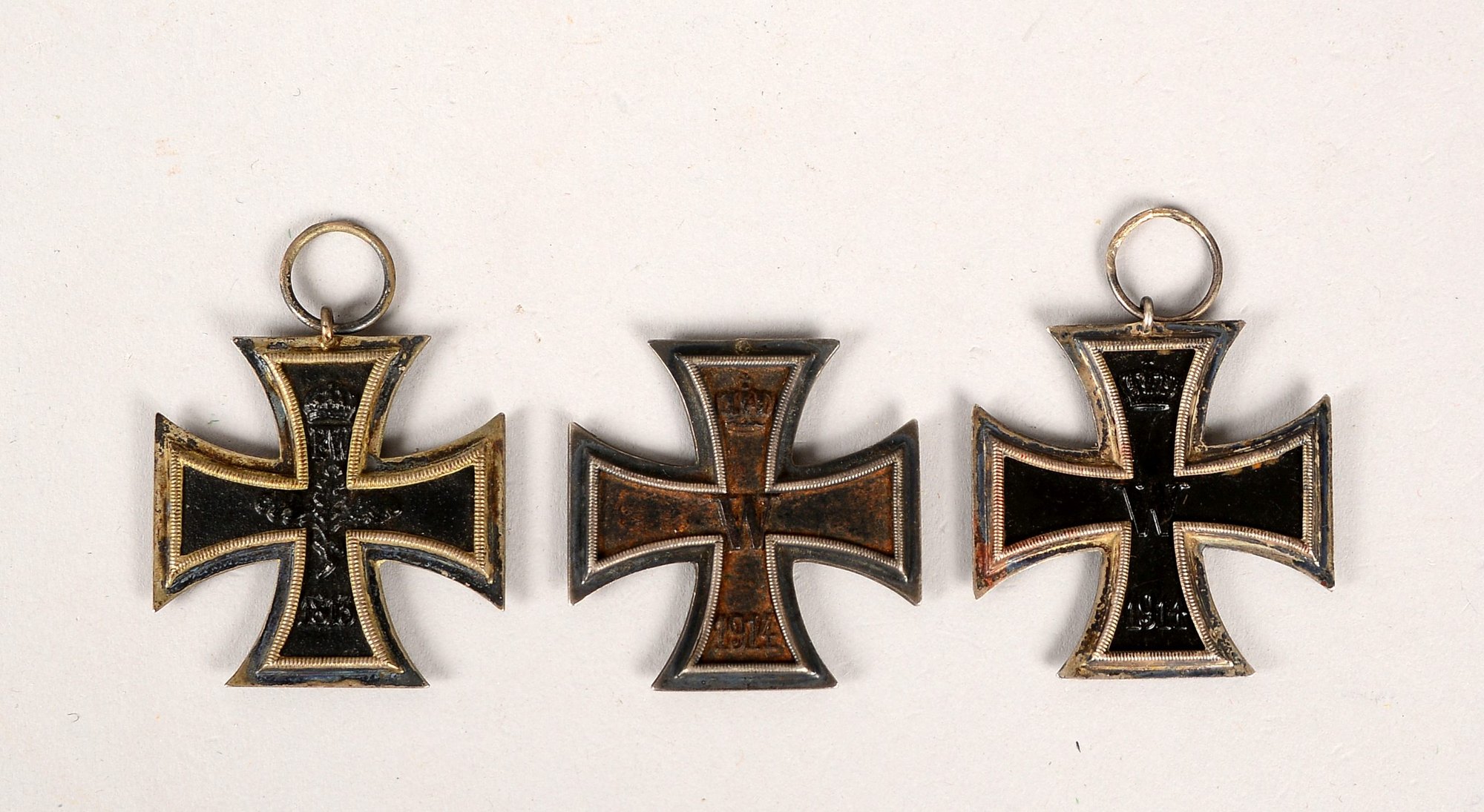 3x Abzeichen ('Preußen'/'I. WK'): 'Eisernes Kreuz II. Klasse', '1813' - '1914'