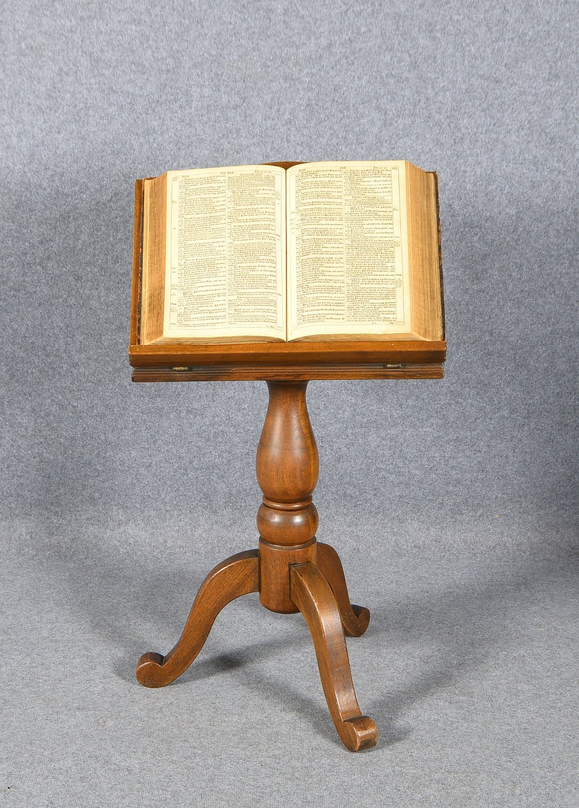 Antike Bibel: 'Die gantze Hl. Schrifft...' (Nürnberg: J.A. Endter Erben, 1733); mit Bibelständer