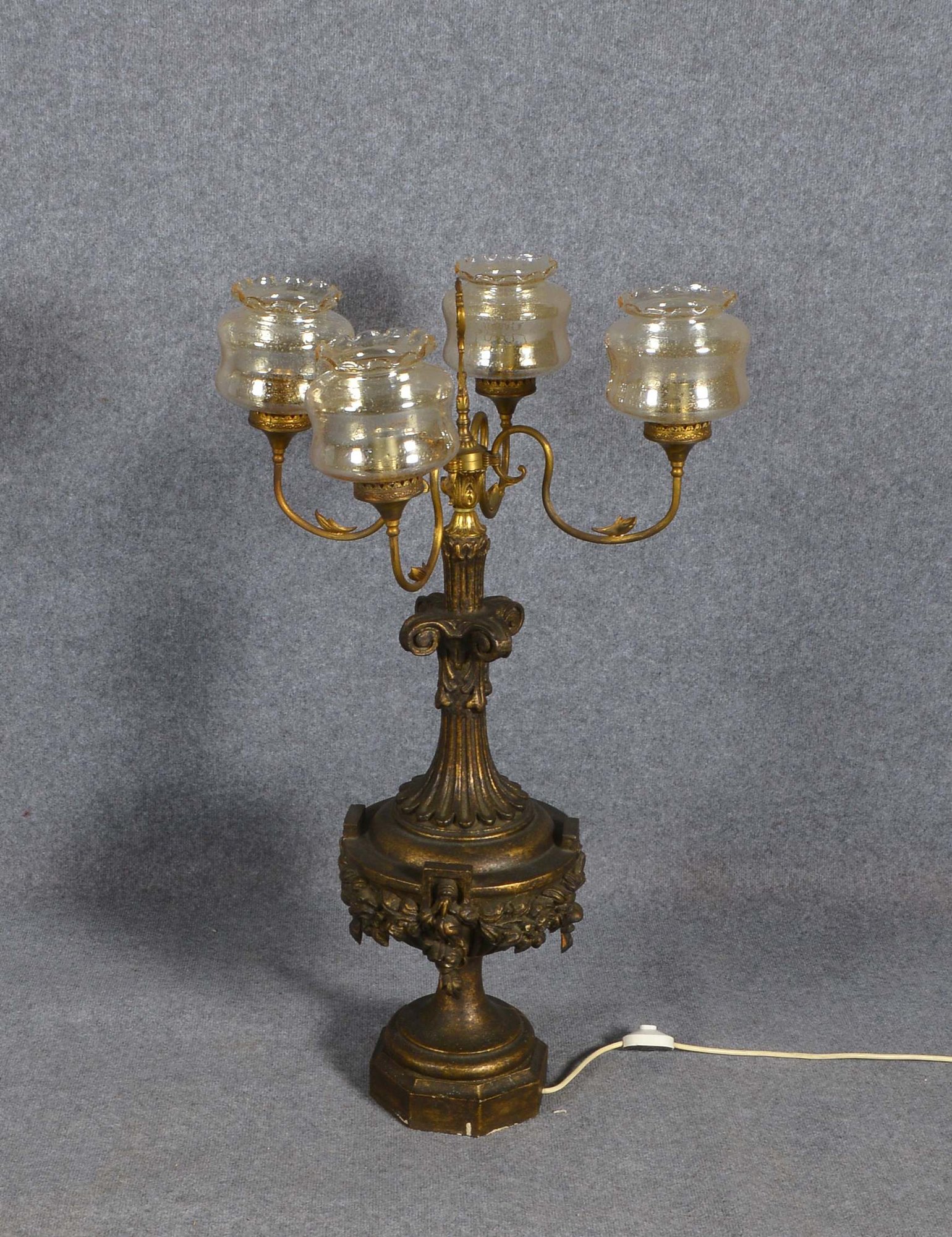 Gr. Standleuchter, Holzkorpus/verg., mit Messingarmen und Glasschirmen, elektrif.