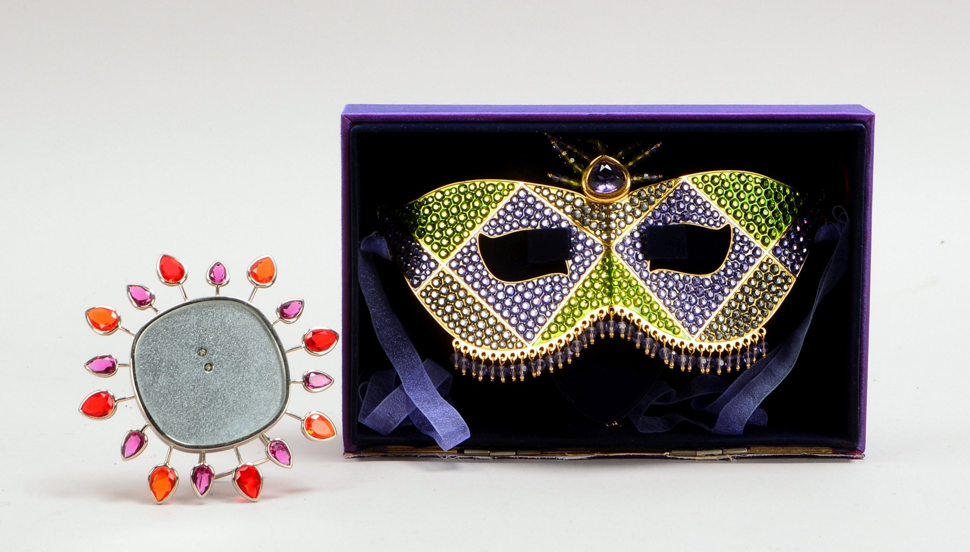 2 Swarovski-Objekte: 'Fotoalbum', Box-Entw. Yasmine Hurel; und 'Kristallmaske'