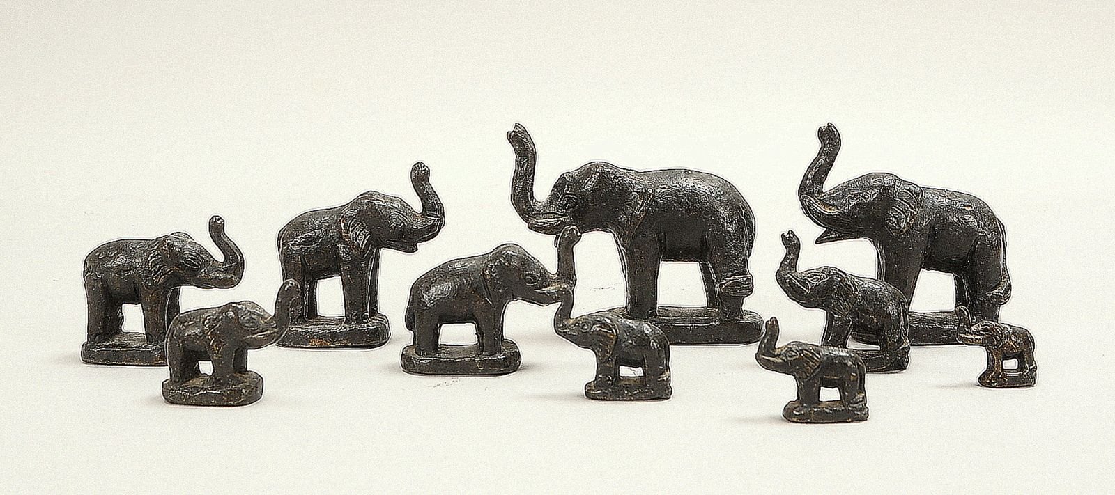10 figürl. Opiumgewichte (Thailand), alt, in Elefantenform; versch. Gew. und Größen