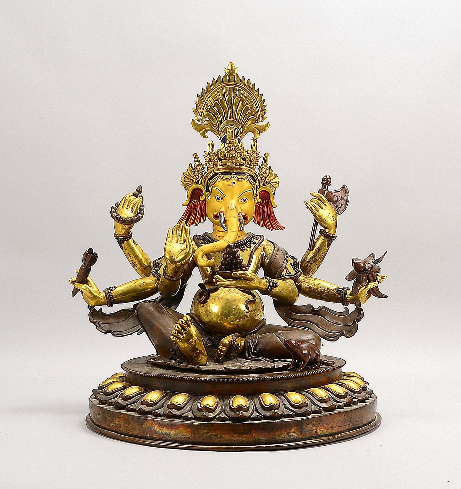 2-tlg. Bronzeskulptur, '6-armiger Ganesha' (mit Handattr.), 2-farbig, auf Lotussockel