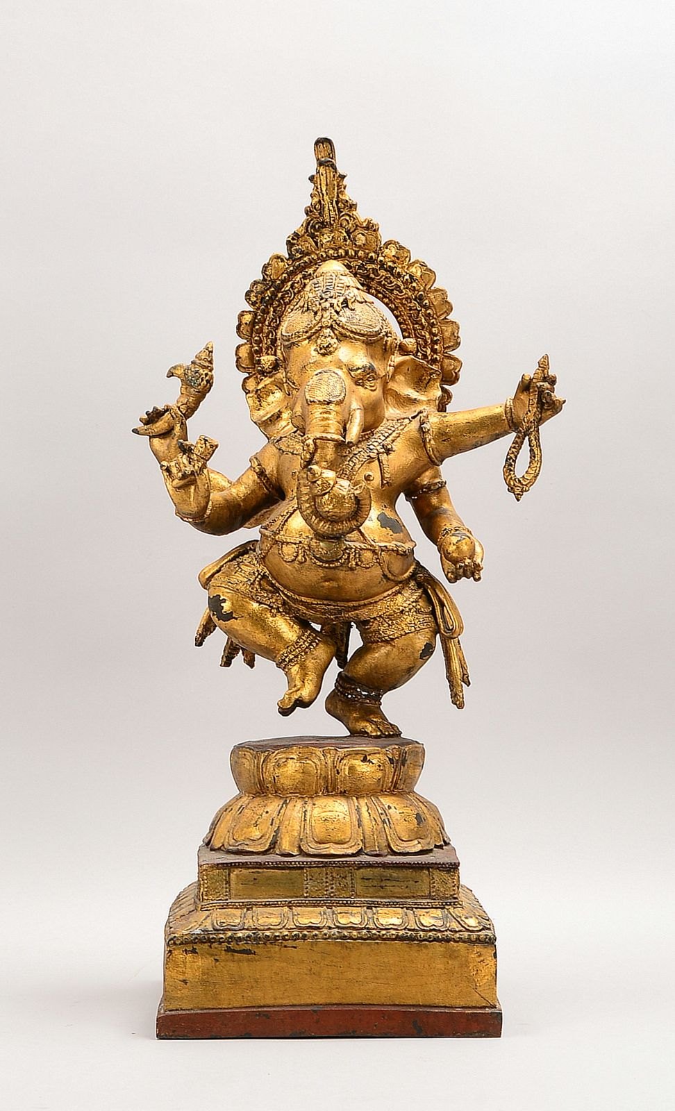 Bronzeskulptur, '4-arm. Ganesha', vergoldet/part. rot gef., 1-beinig auf Sockel stehend